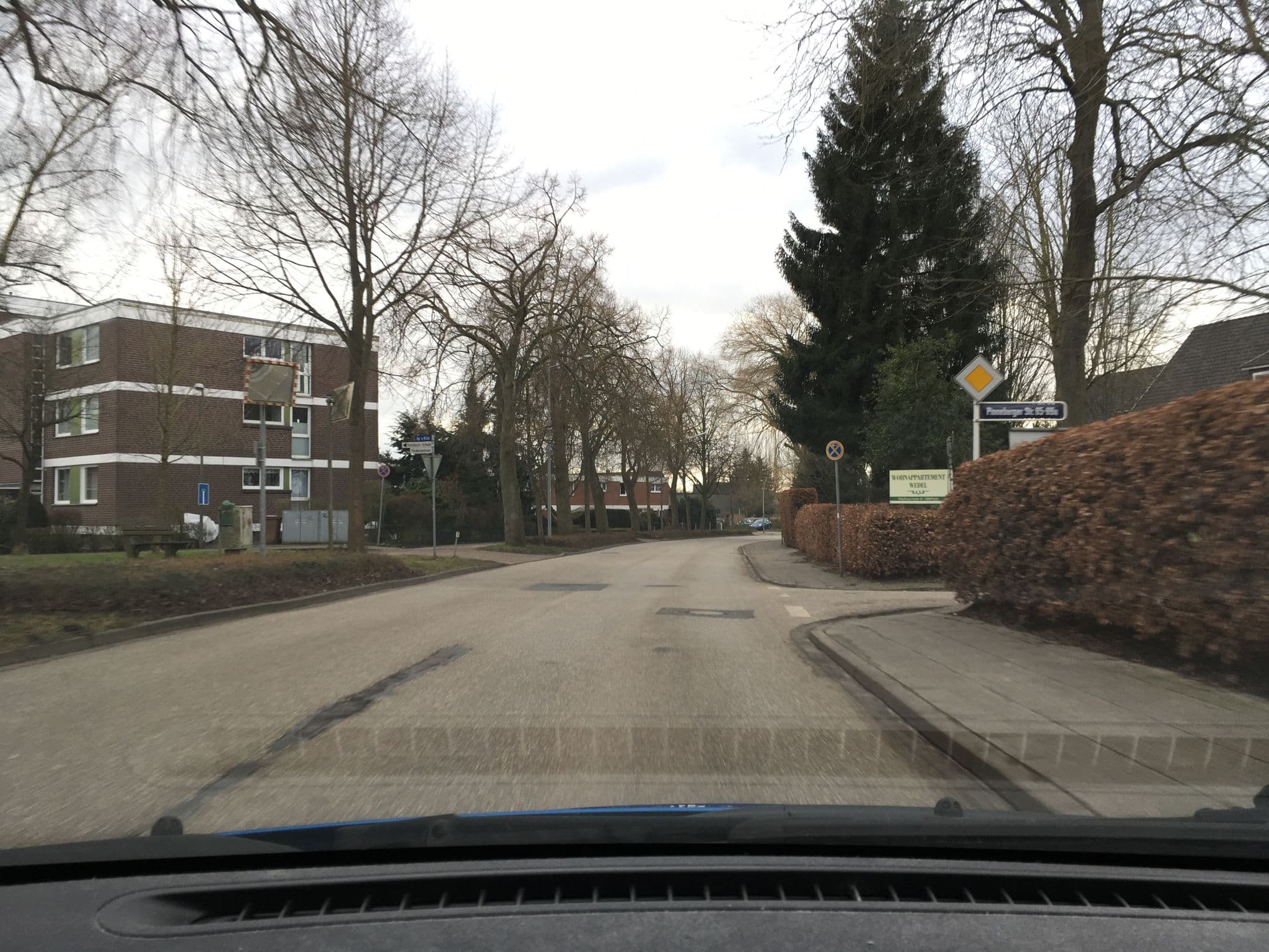 Street view near Ringel und Vogler, Wedel — © hotteliene (CC BY-SA · Mapillary)