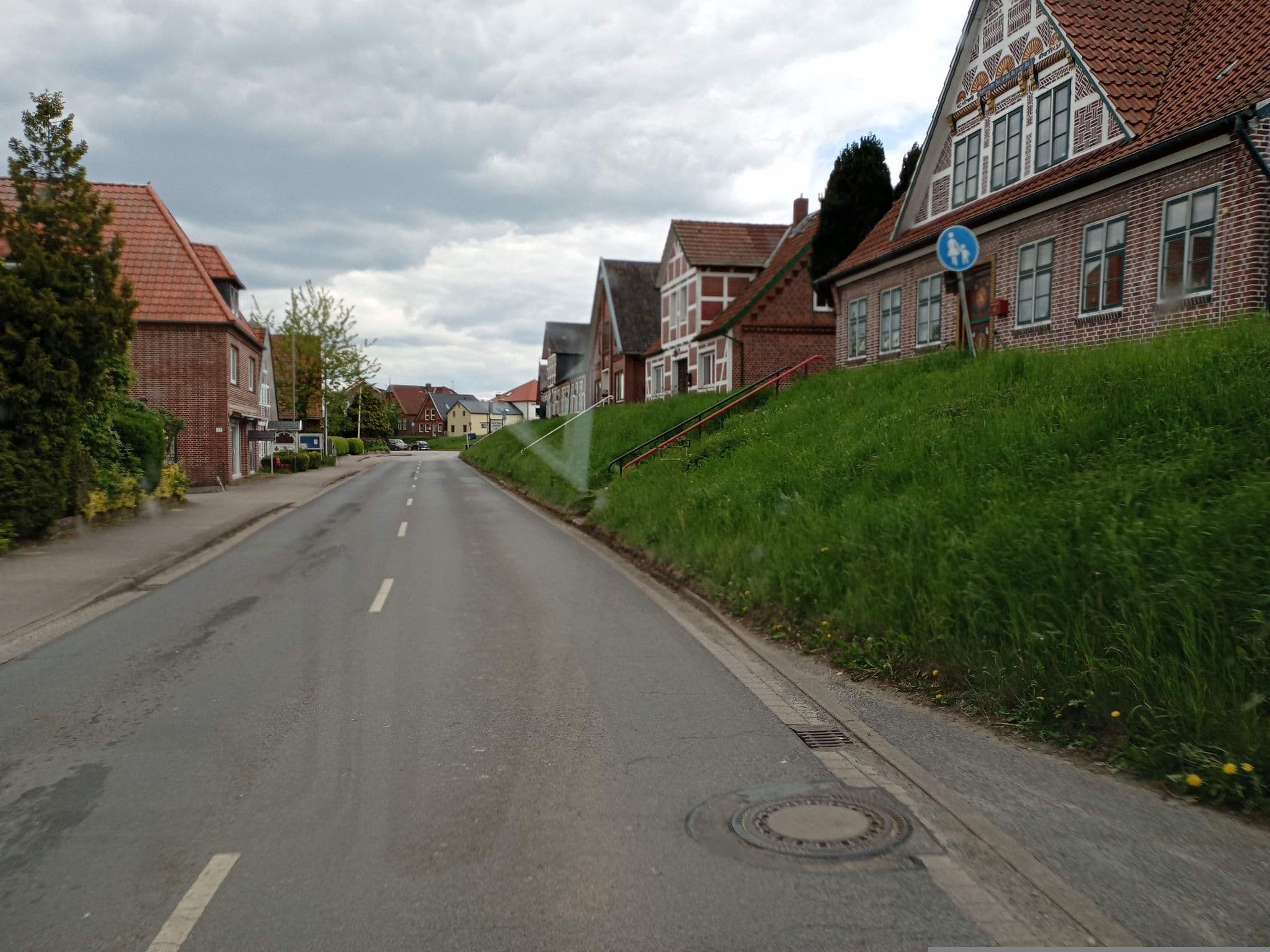 Street view near Carsten Meyer Kapitän, Guderhandviertel — © atze02 (CC BY-SA · Mapillary)