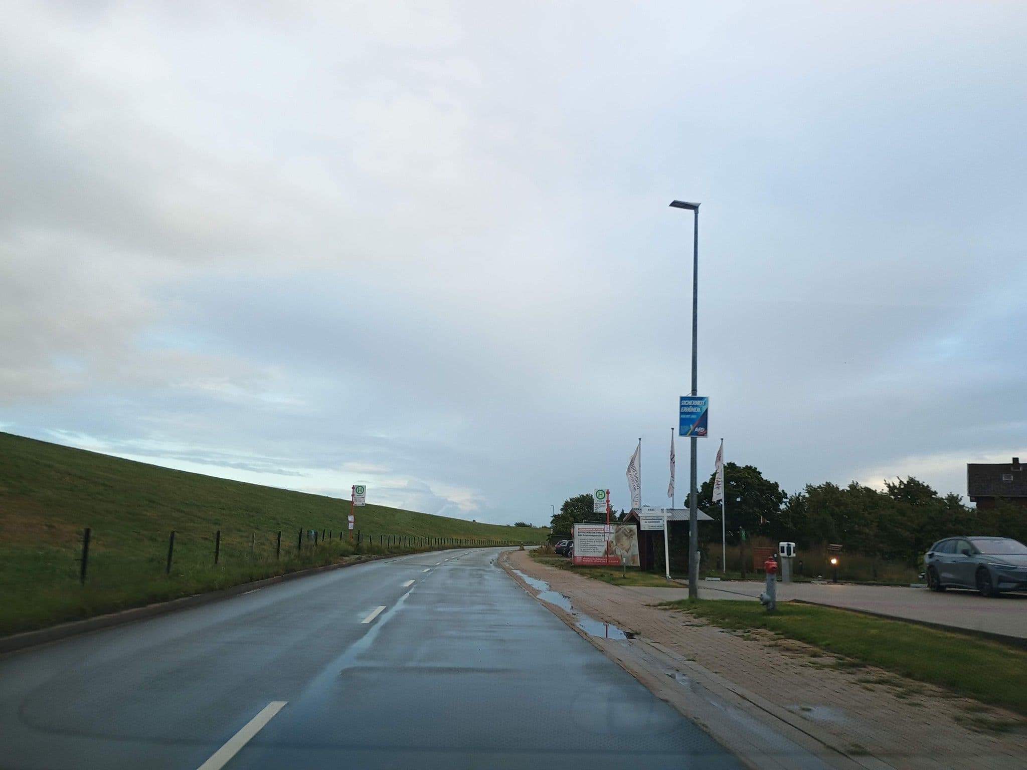 Street view near Cohrs Hotel An der Elbe, Grünendeich — © thetornado76 (CC BY-SA · Mapillary)