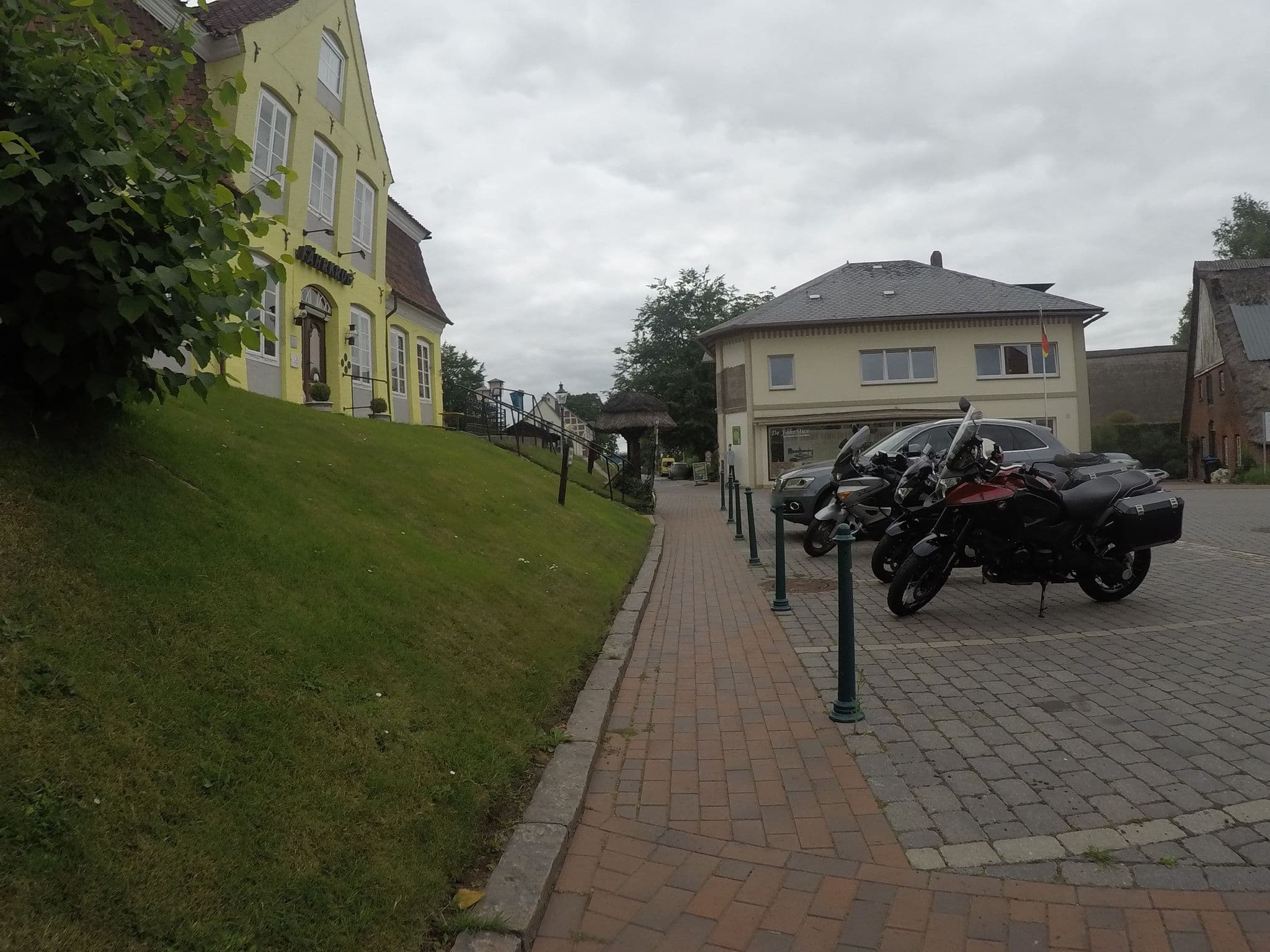 Street view near Ahlf Horst Hotelrestaurant, Osten — © veloroute_hamburg (CC BY-SA · Mapillary)