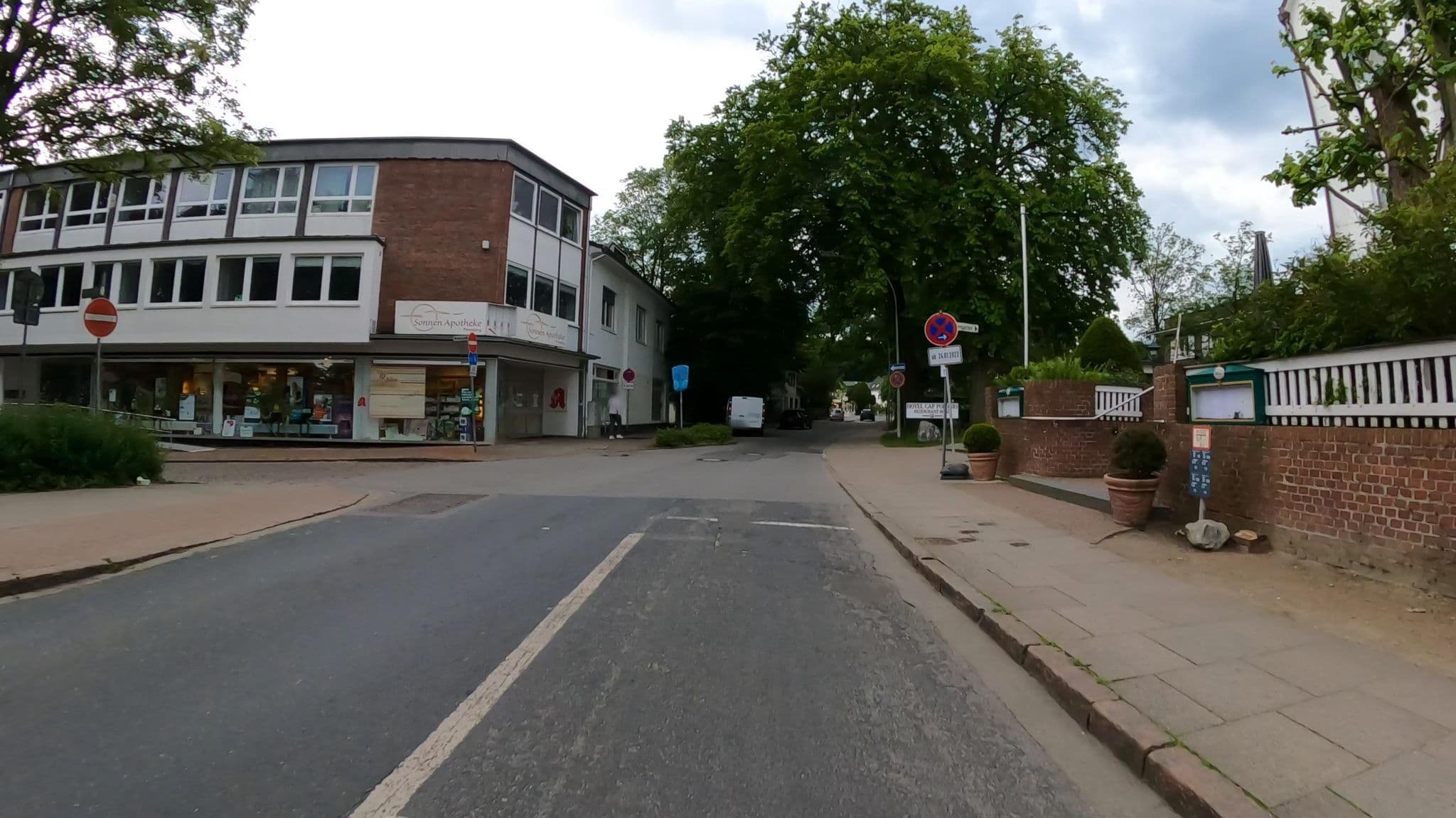 Street view near Hotel La Polonia Pinneberg, Pinneberg — © veloroute_hamburg (CC BY-SA · Mapillary)