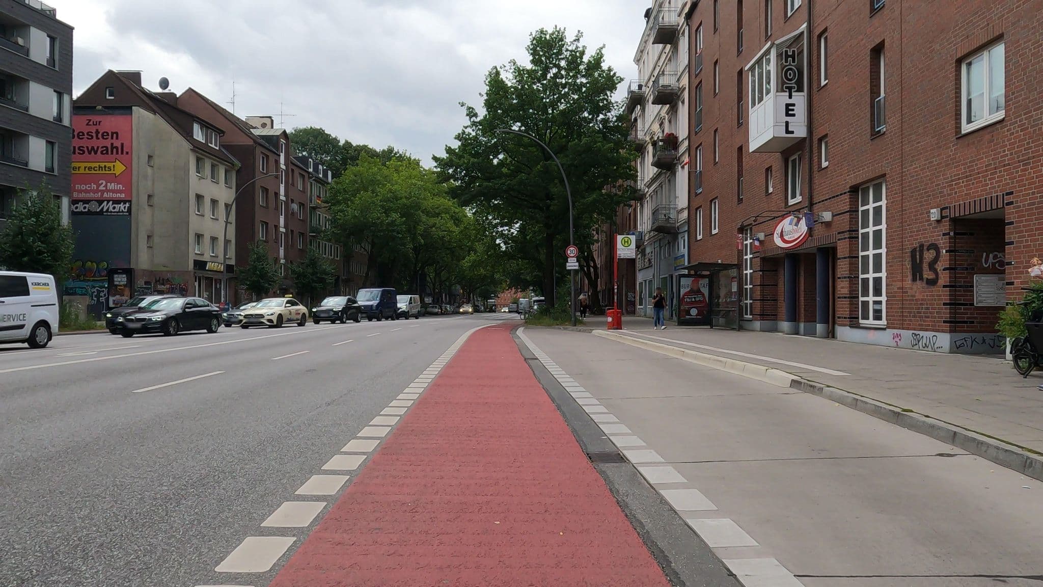 Street view near Stadthaushotel Altona, Altona-Nord — © veloroute_hamburg (CC BY-SA · Mapillary)