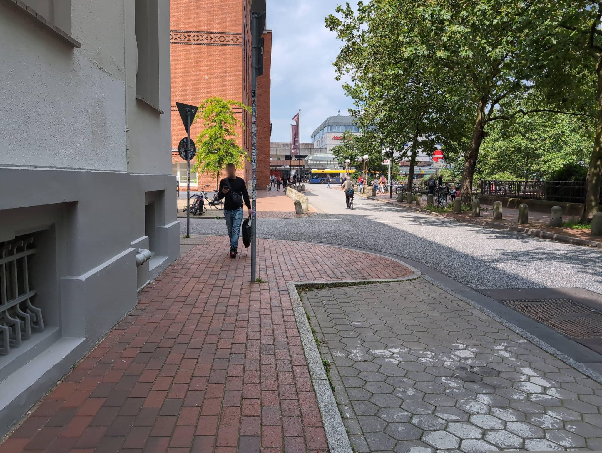 Street view near DB Gästehaus, Altona — © mapillarymatt (CC BY-SA · Mapillary)