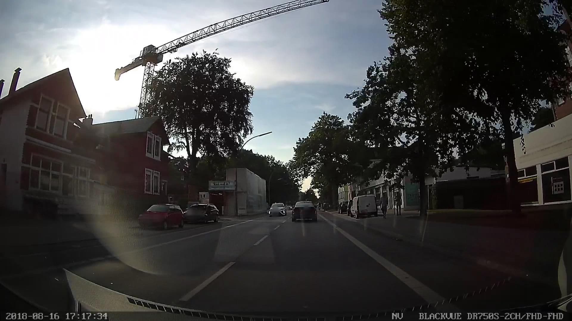 Street view near Ferienwohnung Hamburg Bahrenfeld, Ottensen — © kevinq (CC BY-SA · Mapillary)