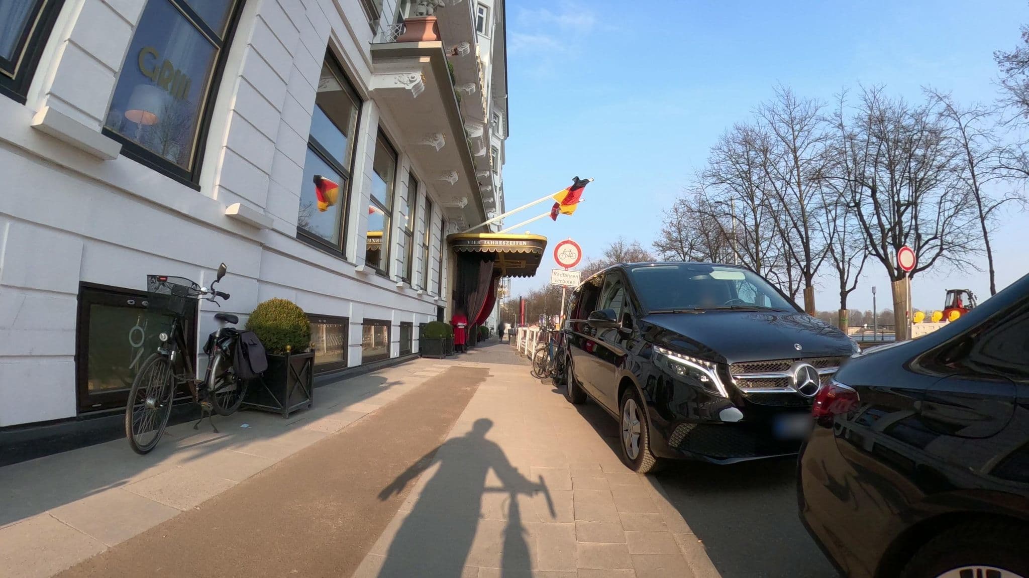 Street view near Hotel Vier Jahreszeiten von Friedrich Haerlin GmbH, Hamburg — © veloroute_hamburg (CC BY-SA · Mapillary)