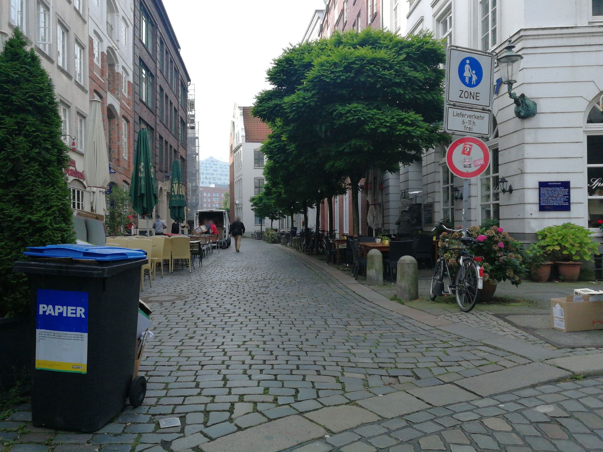 Street view near Gästezimmer an der Elbphilharmonie contactless Check in, Hamburg — © sashazykov (CC BY-SA · Mapillary)