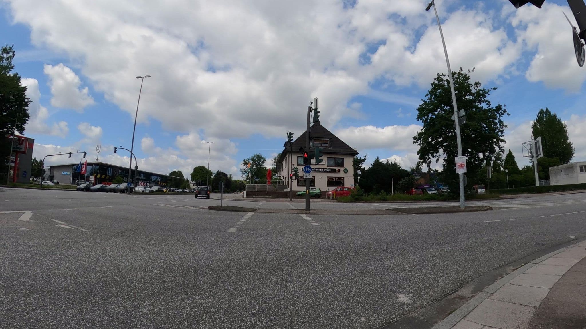 Street view near Hansezimmer City, Niendorf — © veloroute_hamburg (CC BY-SA · Mapillary)