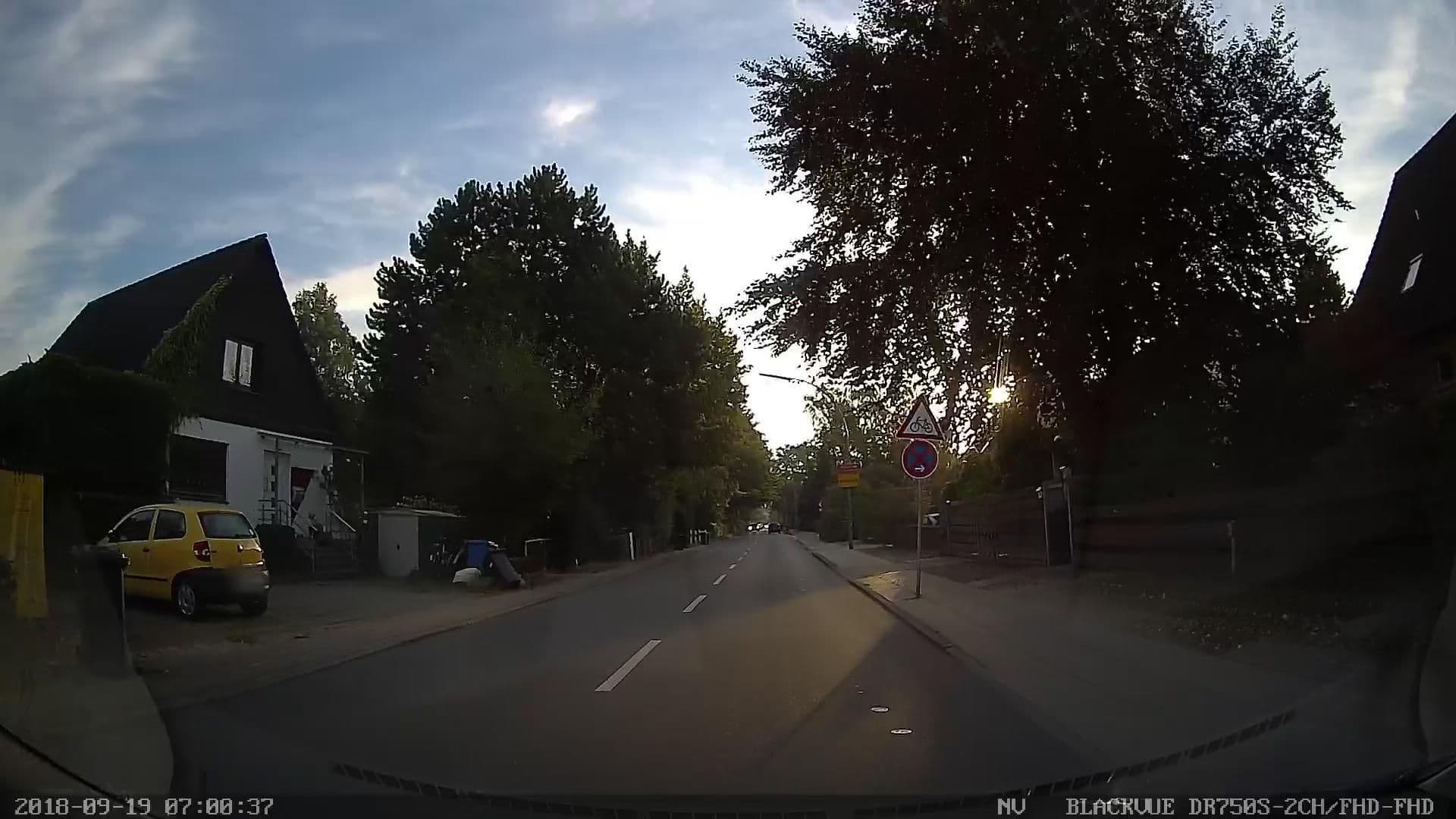 Street view near Apartmenthaus Rosen Pension, Schnelsen — © kevinq (CC BY-SA · Mapillary)