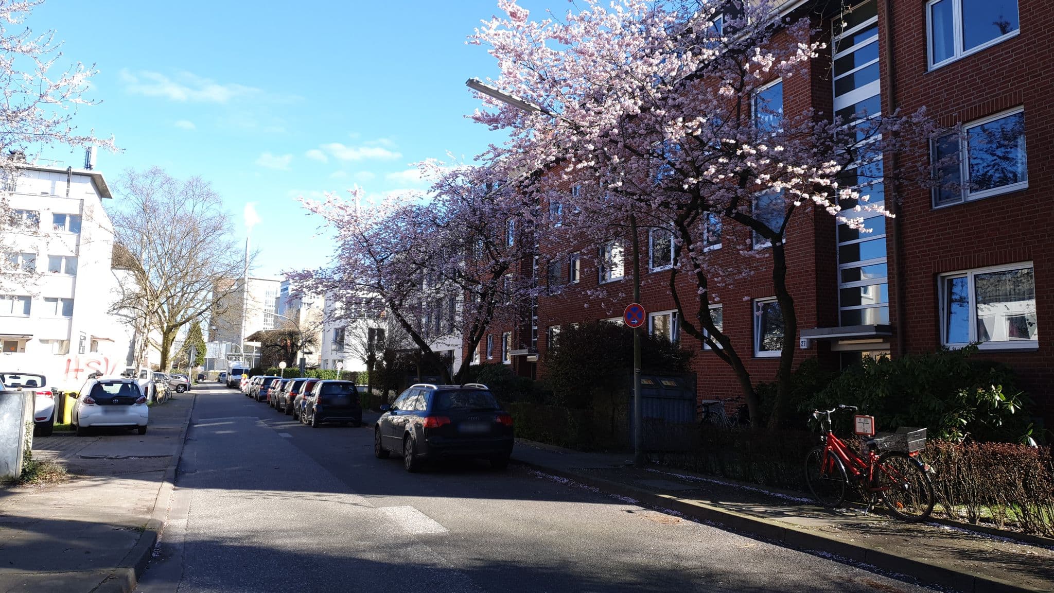 Street view near Hamburger Kinder- und Jugendhilfe e.V. Jugendpension, Hoheluft-West — © thx (CC BY-SA · Mapillary)