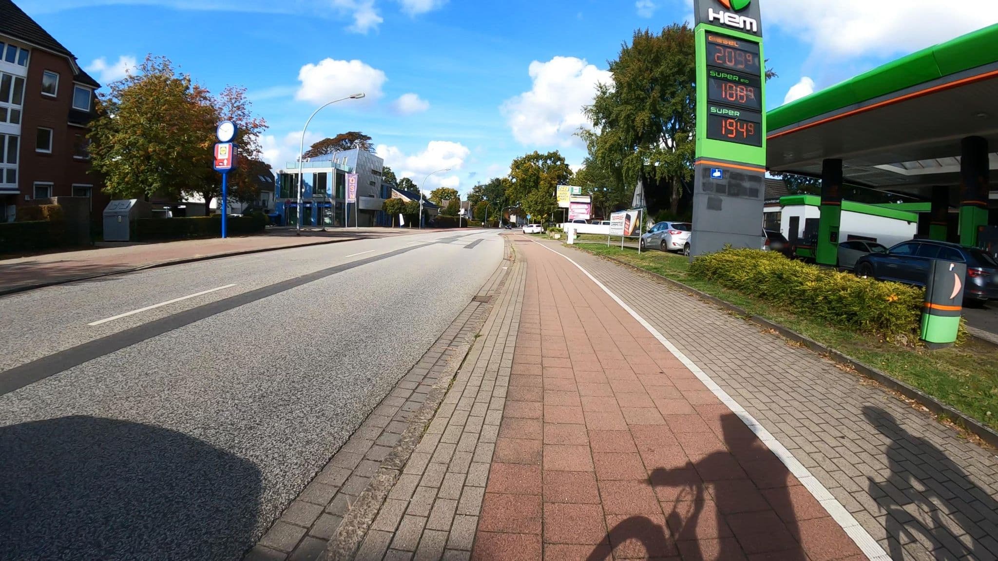 Street view near Motel-NORDerstedt, Norderstedt — © veloroute_hamburg (CC BY-SA · Mapillary)