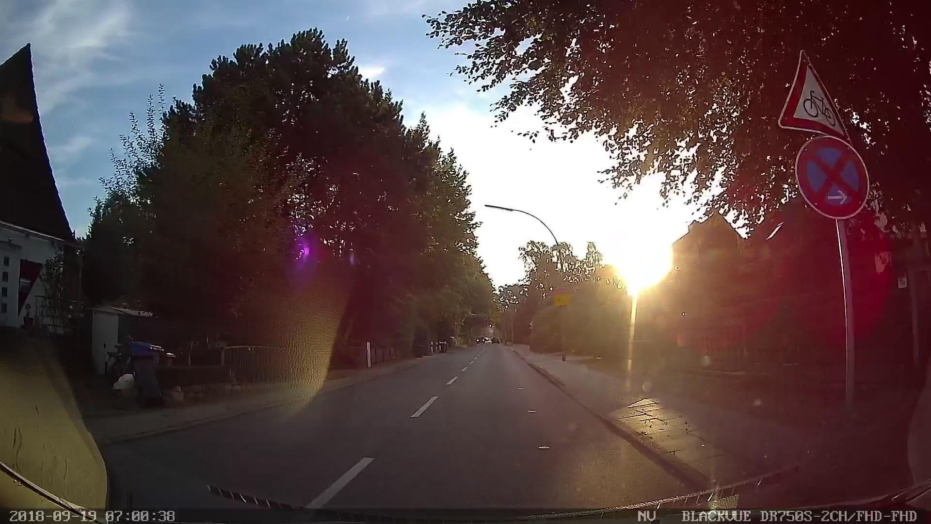 Street view near Apartmenthaus Drei Rosen GmbH, Schnelsen — © kevinq (CC BY-SA · Mapillary)