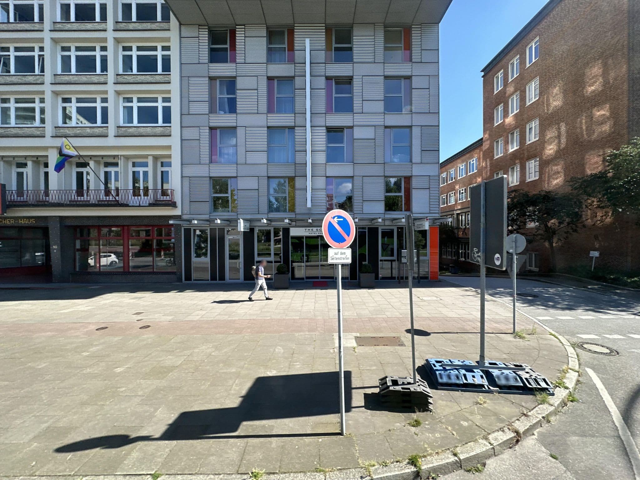 Street view near The Scotty Hotel, Hamburg-Mitte — © quickness805 (CC BY-SA · Mapillary)