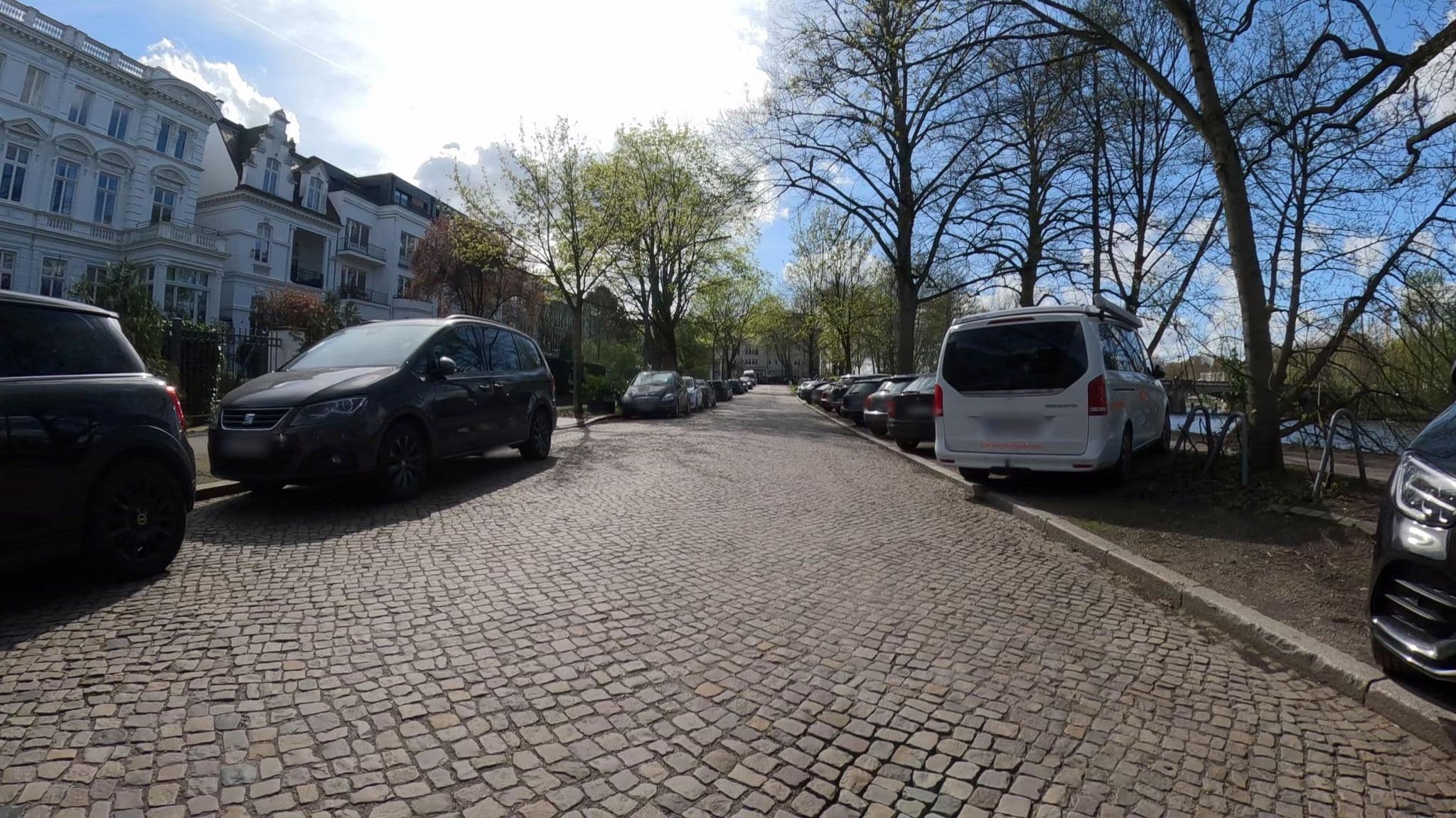 Street view near Parkhotel Alster-Ruh, Harvestehude — © veloroute_hamburg (CC BY-SA · Mapillary)