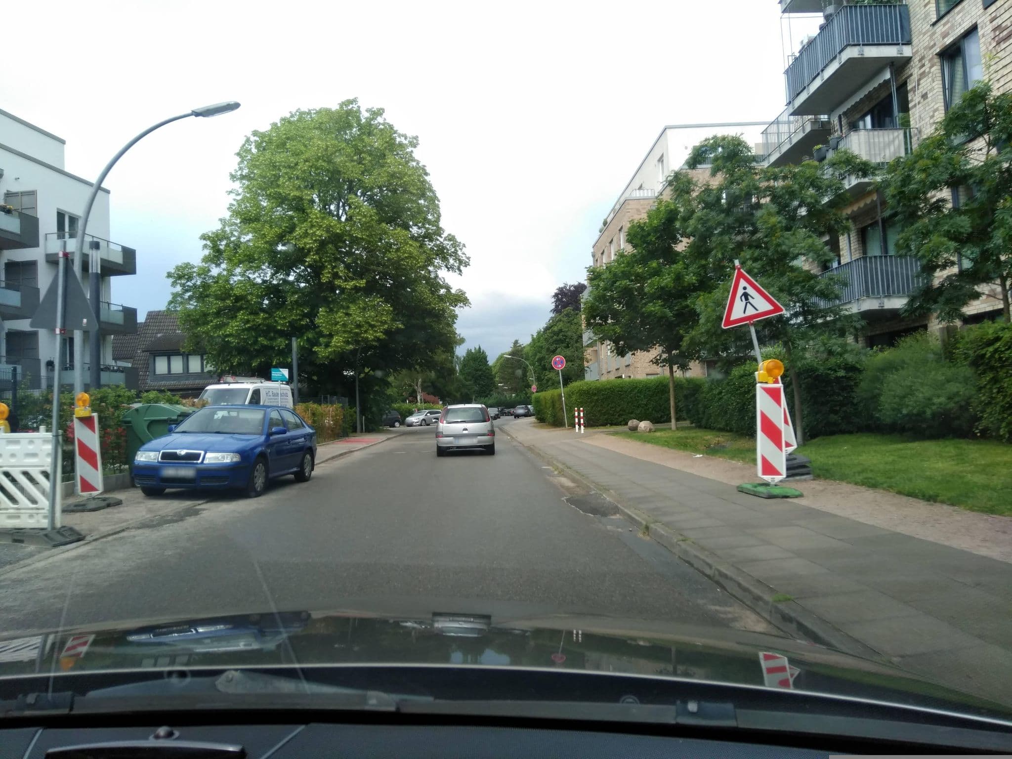 Street view near Lolo's Mansion, Steilshoop — © pfmlb (CC BY-SA · Mapillary)