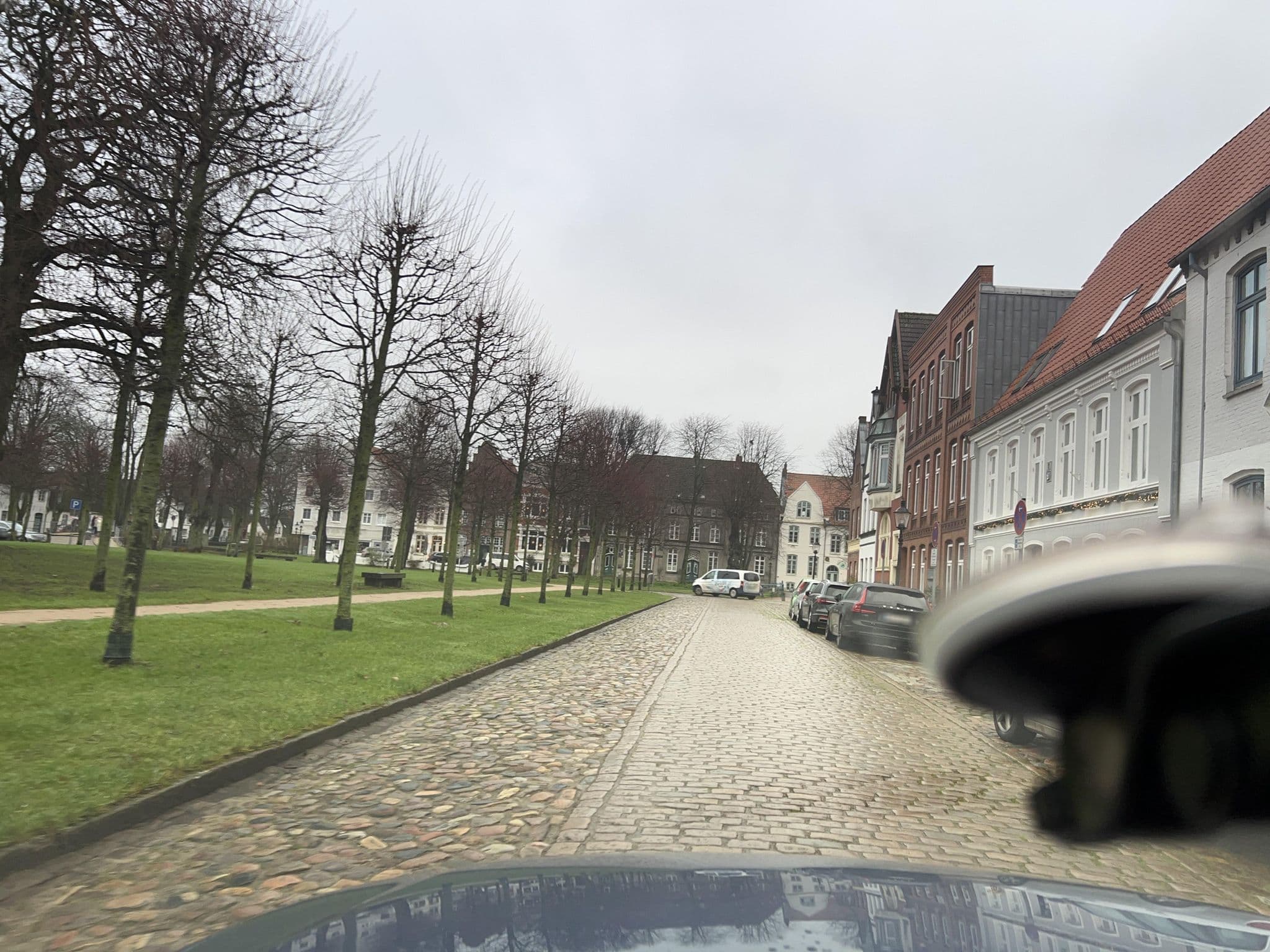 Street view near Hotel Stadt Hamburg, Lehe — © robffm (CC BY-SA · Mapillary)