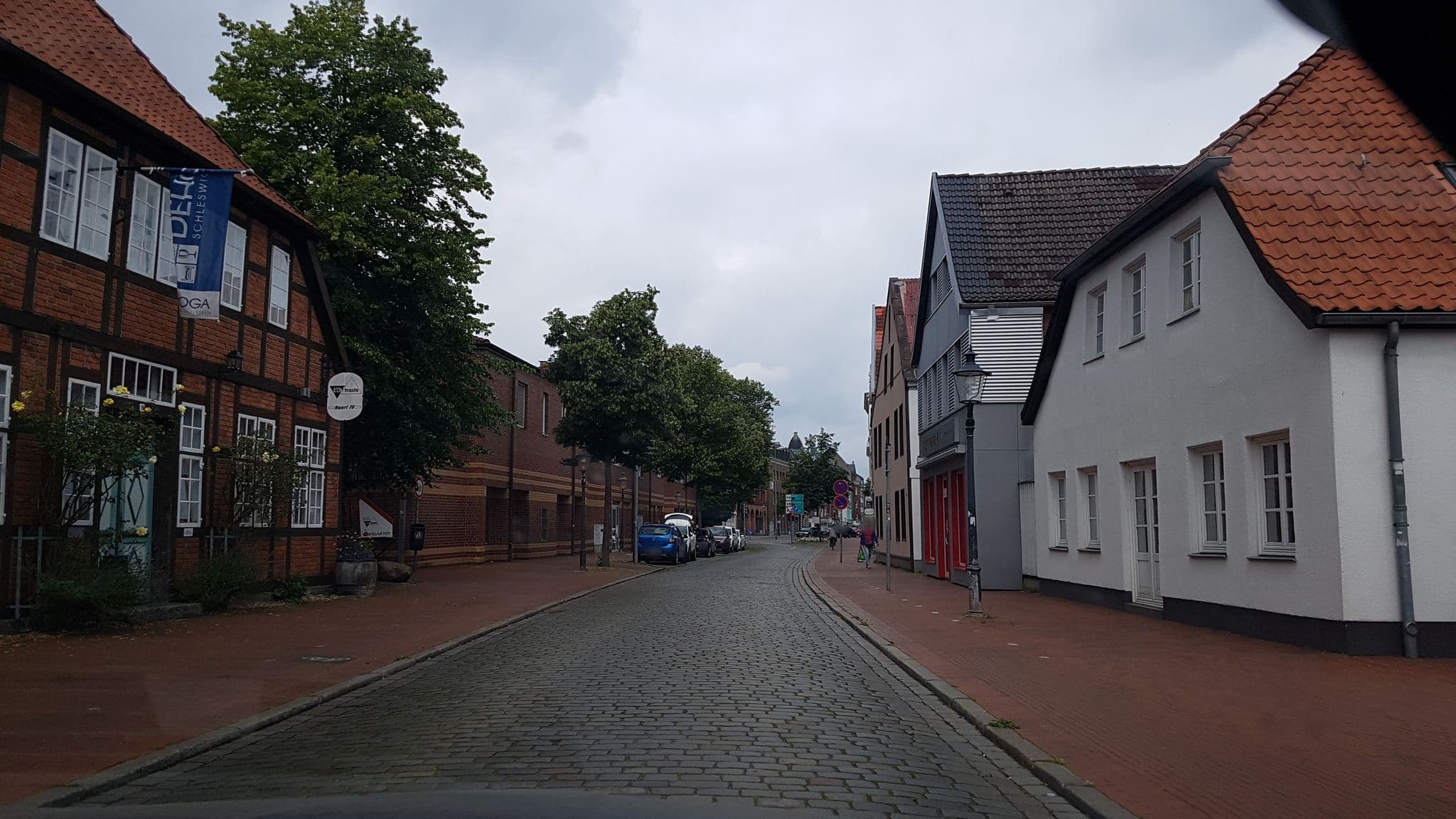 Street view near Hotel Kontraste, Galerierestaurant&Biergarten Hotel, Neumünster — © dsmm (CC BY-SA · Mapillary)