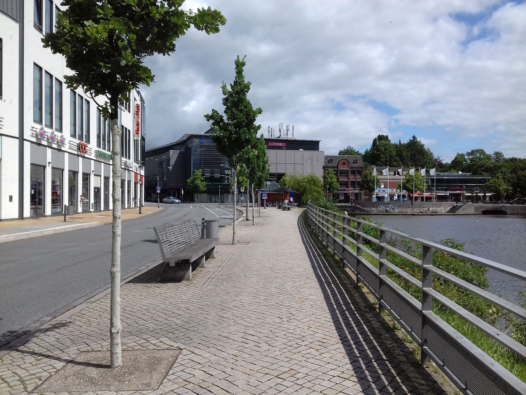 Street view near Hotelchen am Teich, Neumünster — © wusel007 (CC BY-SA · Mapillary)