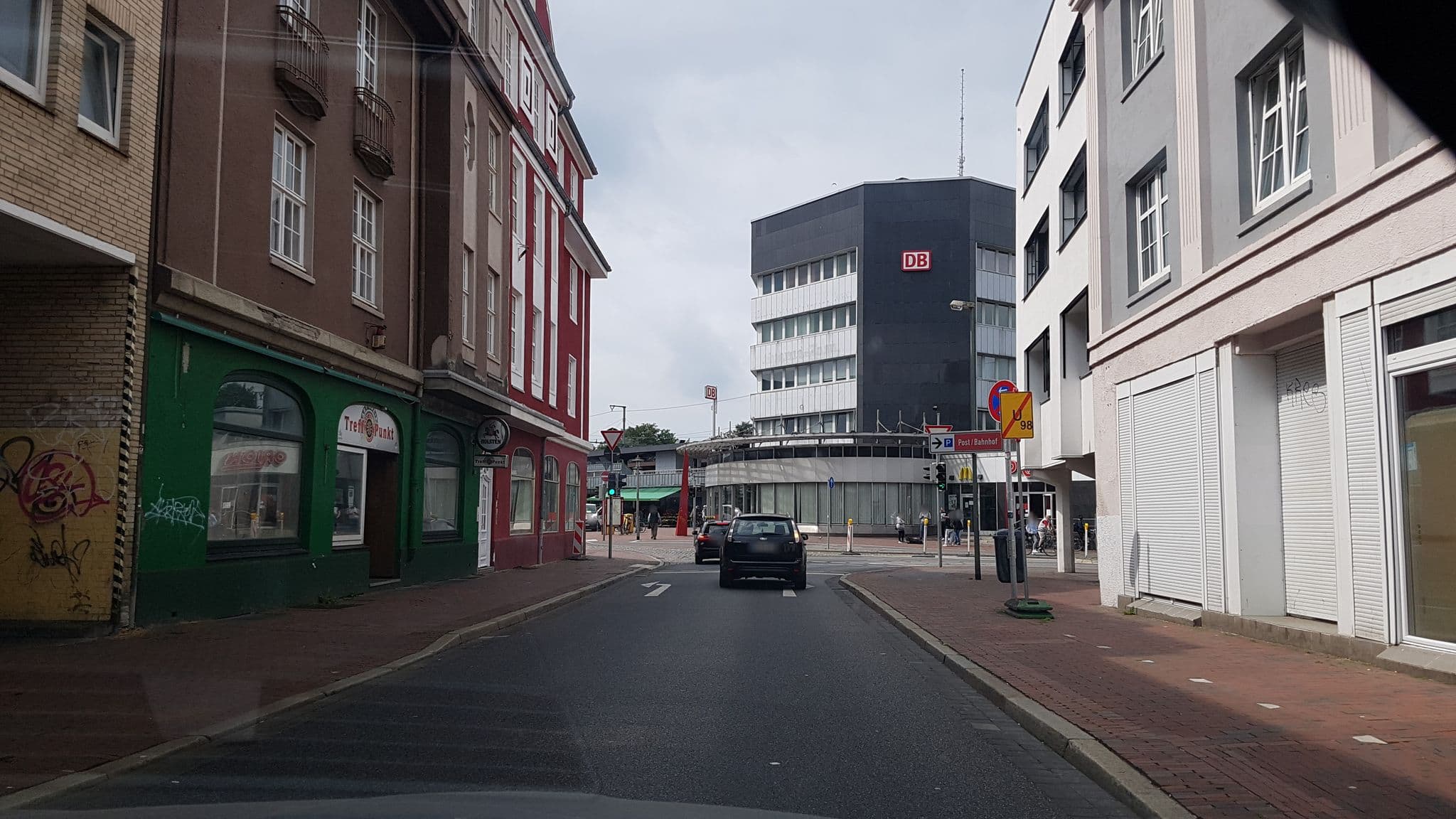 Street view near Yellow Elephant Apartments, Neumünster — © dsmm (CC BY-SA · Mapillary)