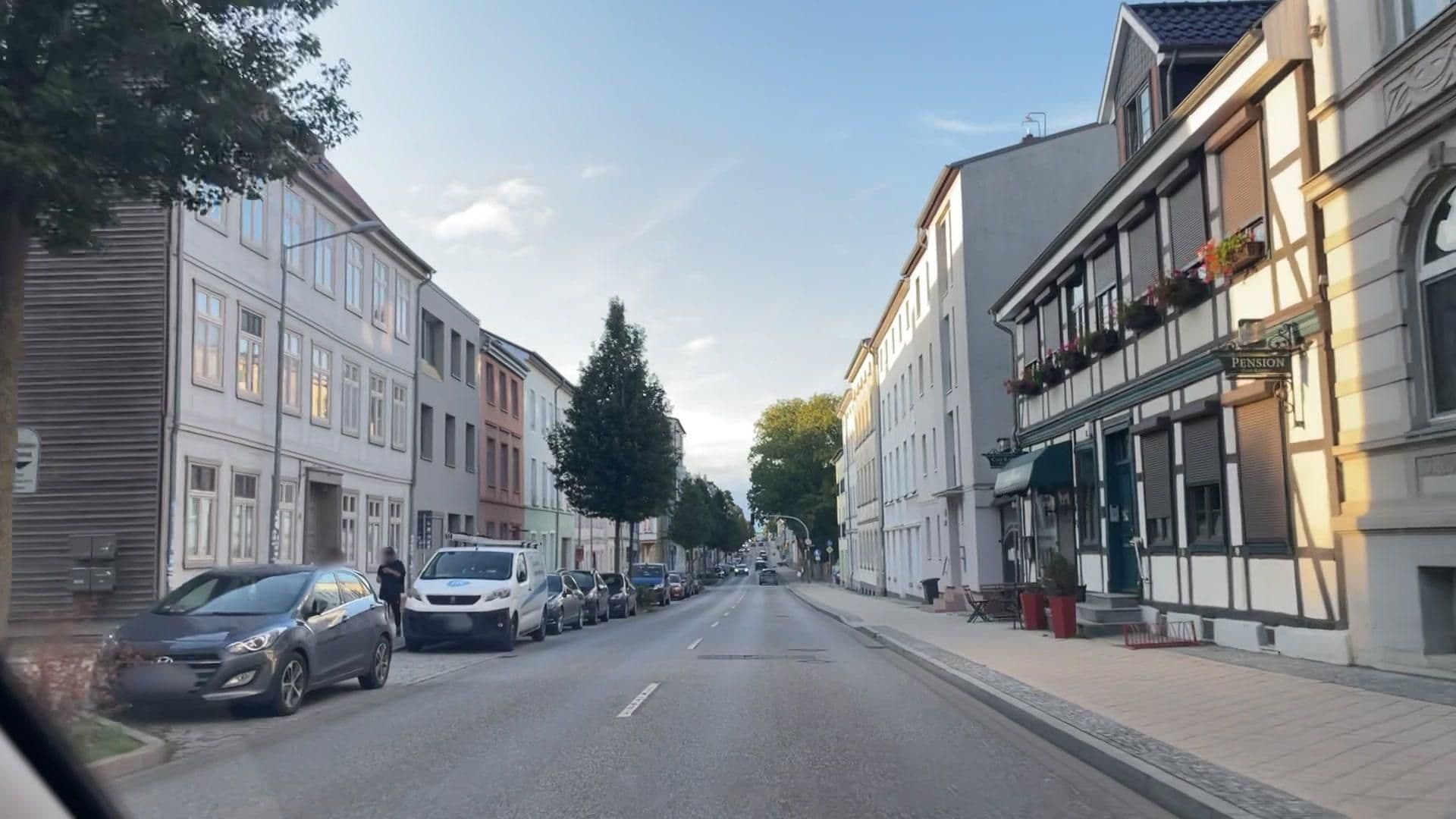 Street view near Hostel Heintzes Töchter, Schelfstadt — © hotteliene (CC BY-SA · Mapillary)