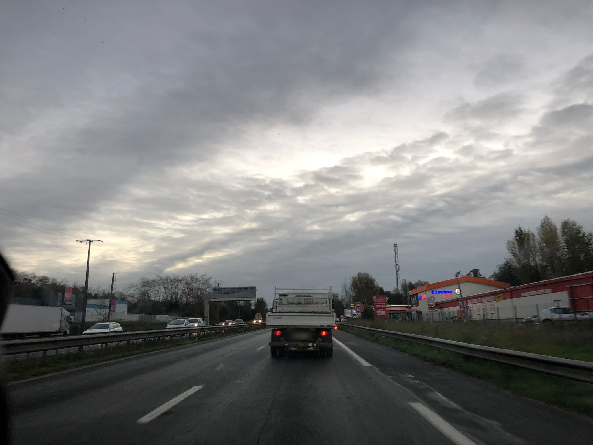 Street view near Fasthotel, Artigues-près-Bordeaux — © bouchillou (CC BY-SA · Mapillary)
