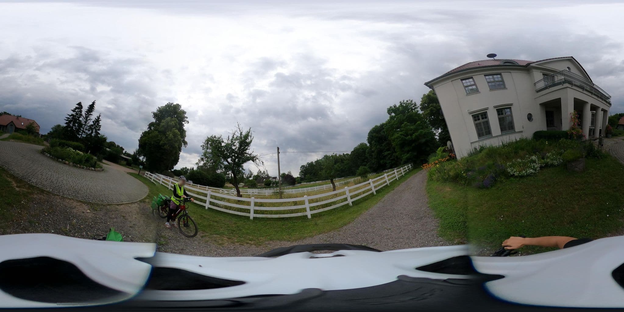 Street view near Gut Vorbeck, Pinnow — © Mobilitaetswerk (CC BY-SA · Mapillary)