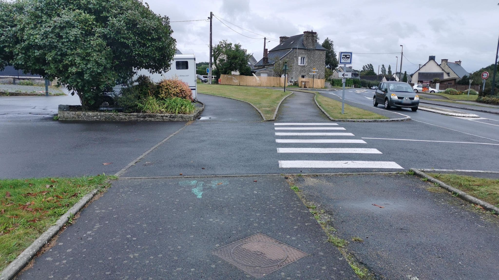 Street view near Aire camping-cars de Pleslin-Trigavou, Pleslin-Trigavou — © bernardvoyageur (CC BY-SA · Mapillary)