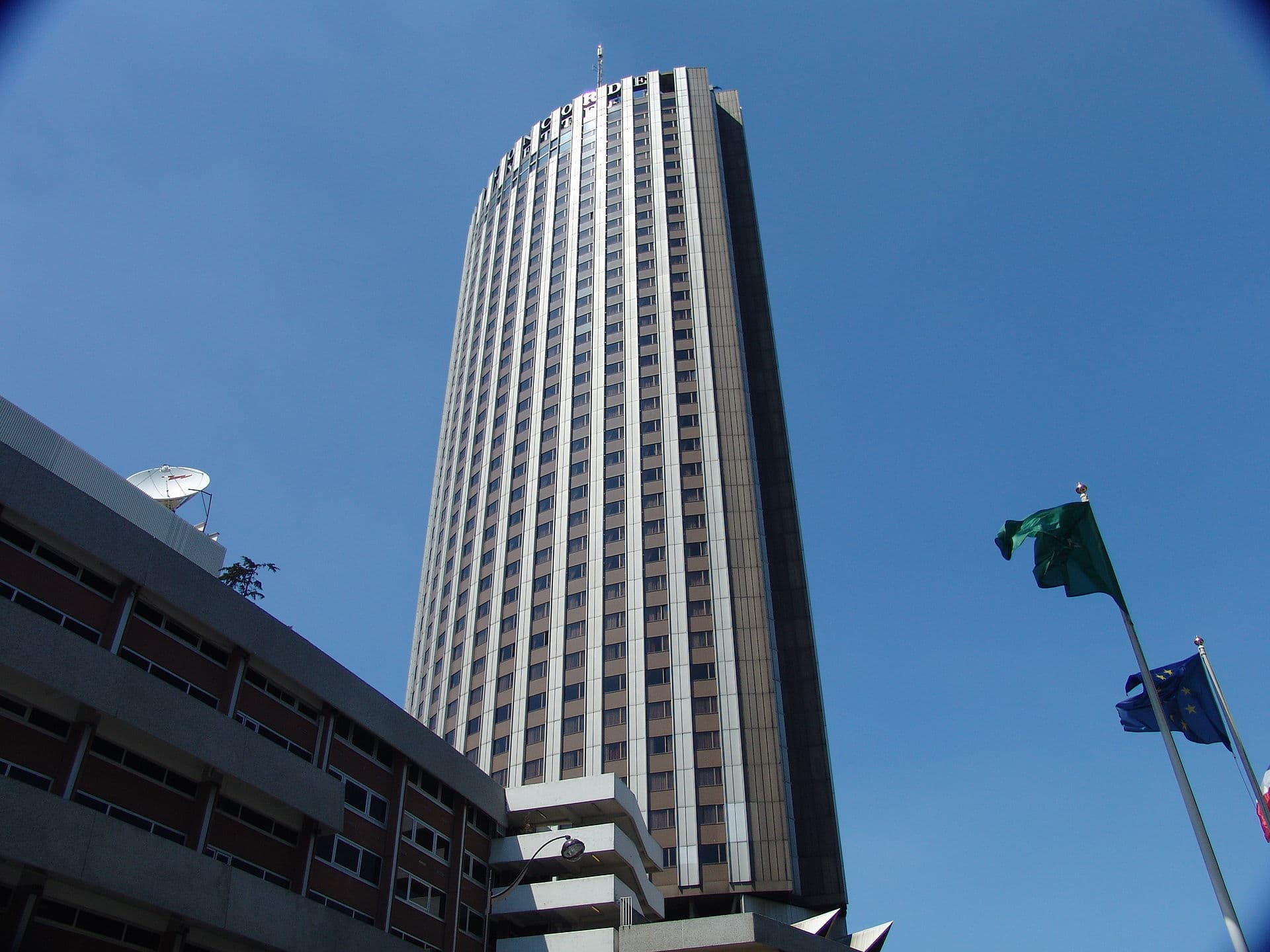 Hyatt Regency Paris Etoile — photo via Wikimedia Commons