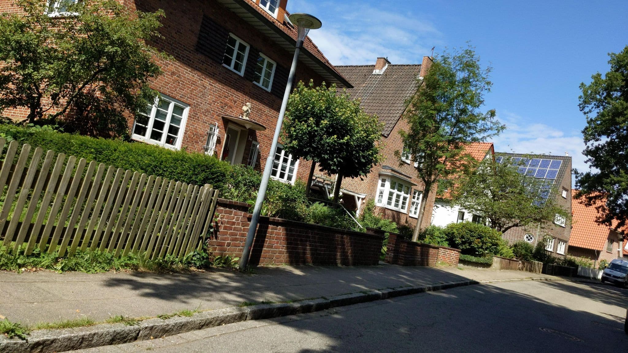 Street view near Ferienwohnungen Himmelsstübchen und Gartenstübchen, Plön — © rasmustravemnd (CC BY-SA · Mapillary)