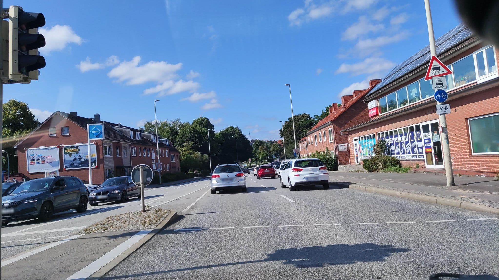 Street view near Zimmervermietung Ellerbek, Kiel — © hotteliene (CC BY-SA · Mapillary)