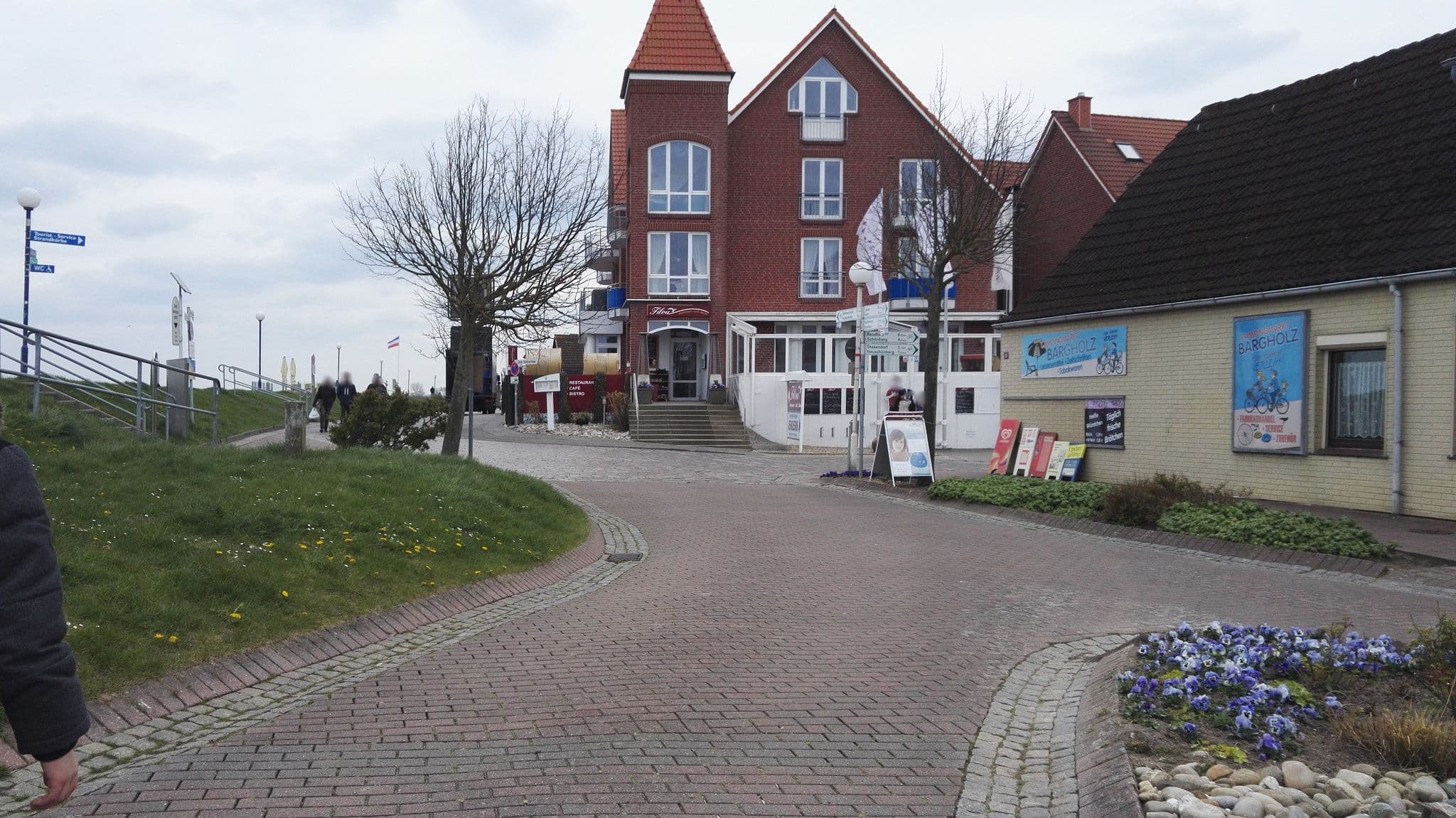 Street view near Apart-Hotel Seeblick, Hohenfelde — © aceini (CC BY-SA · Mapillary)