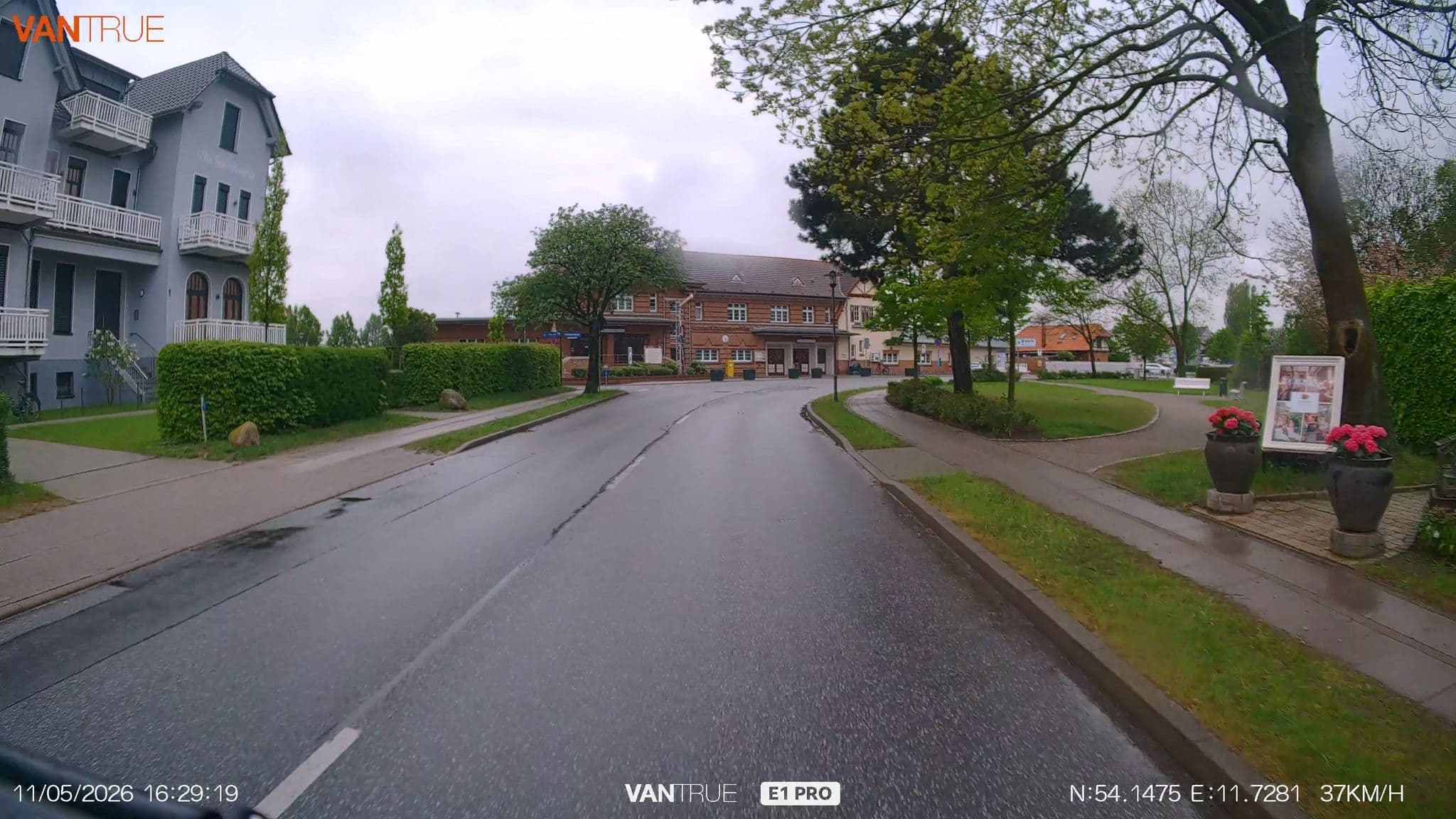 Street view near Weißt Du Noch, Ostseebad Kühlungsborn — © LordOslo (CC BY-SA · Mapillary)