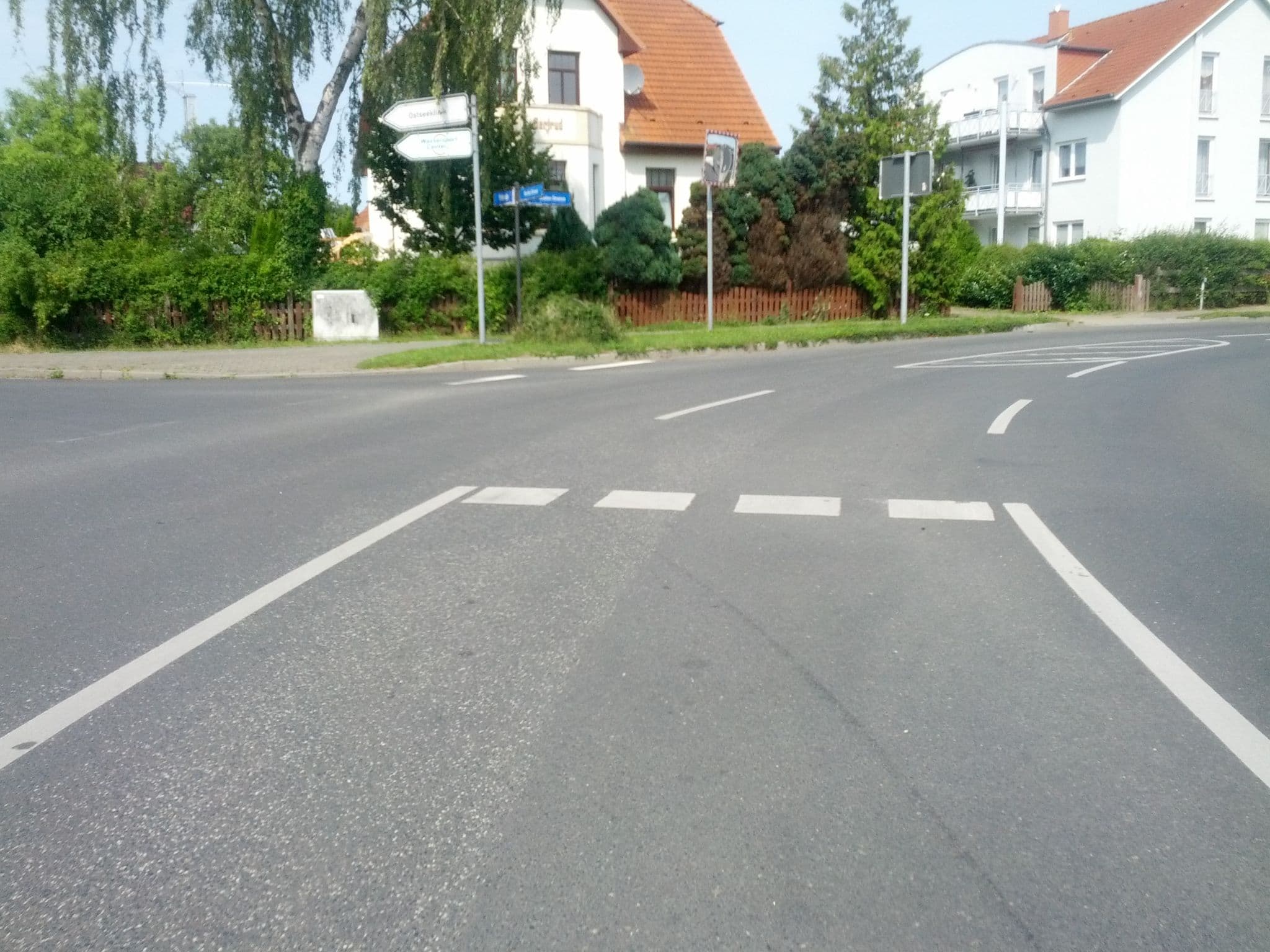 Street view near Stiftung Bahn-Sozialwerk Ferienwohnanlage Kühlungsborn, Ostseebad Kühlungsborn — © zoegglmeyr (CC BY-SA · Mapillary)