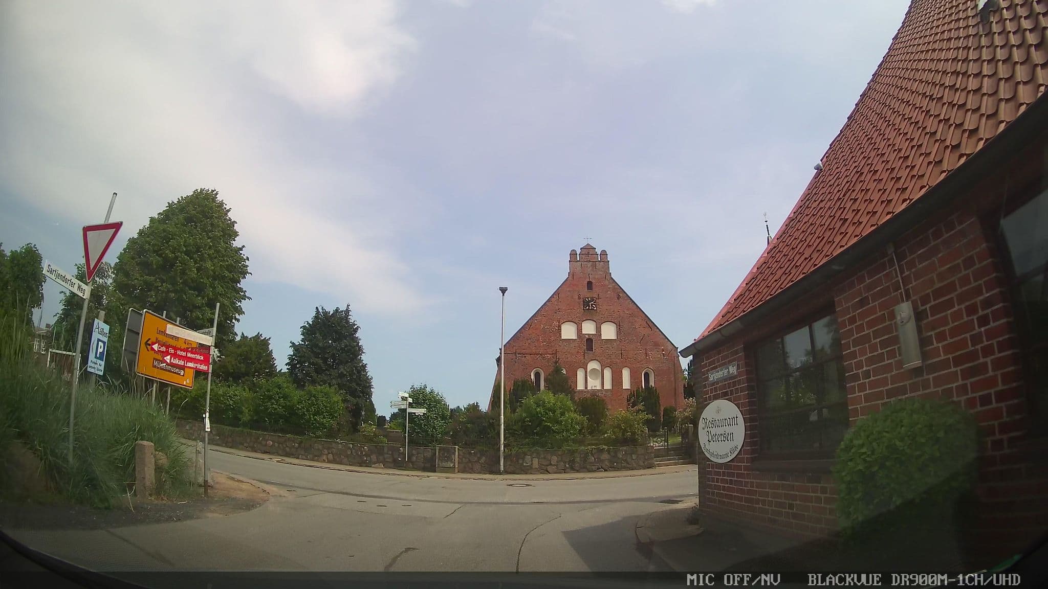 Street view near Landgasthof Restaurant Petersen, Fehmarn — © chuck (CC BY-SA · Mapillary)