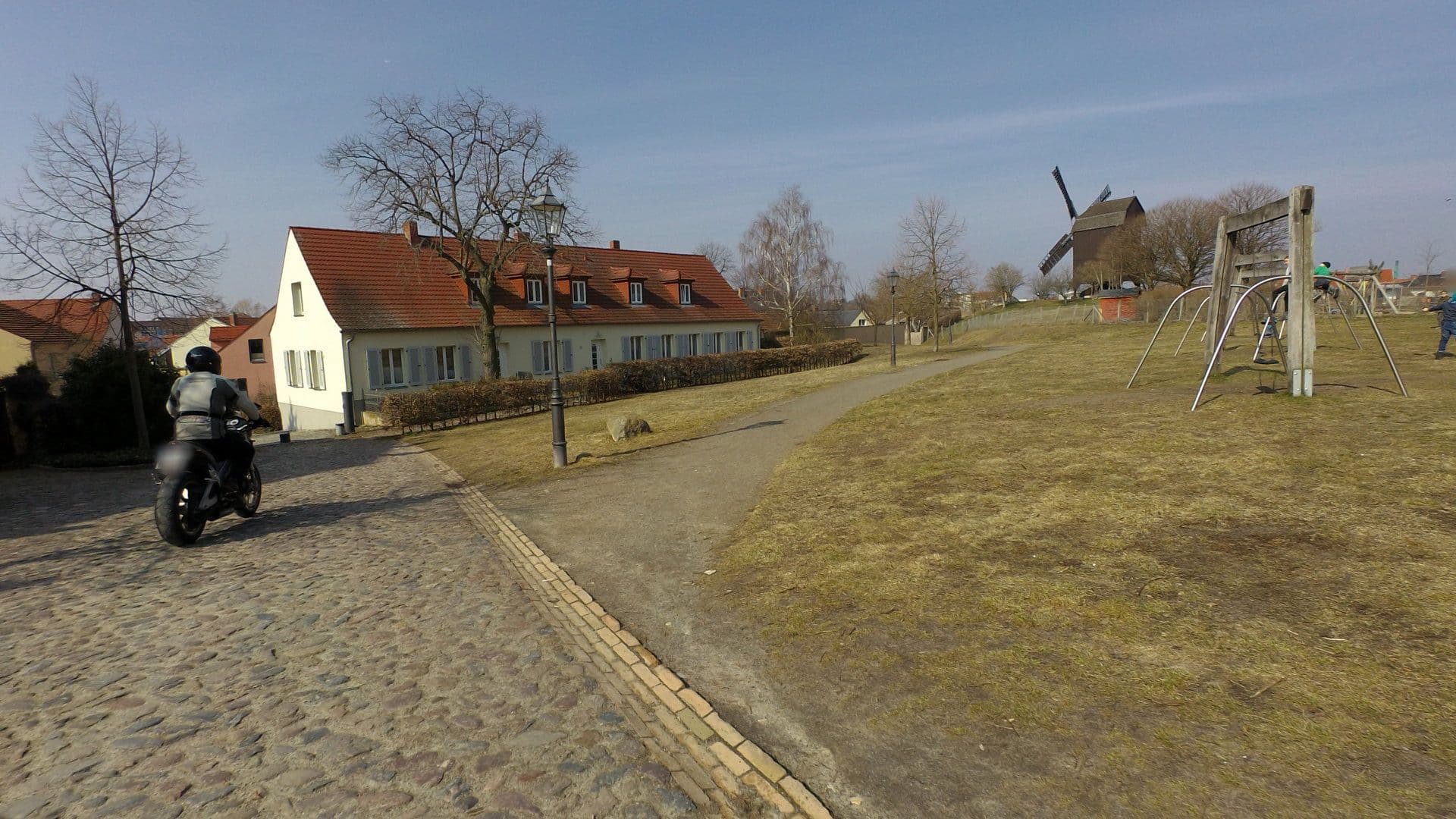 Street view near Feriendomizile am Mühlenberg, Werder — © moenk (CC BY-SA · Mapillary)