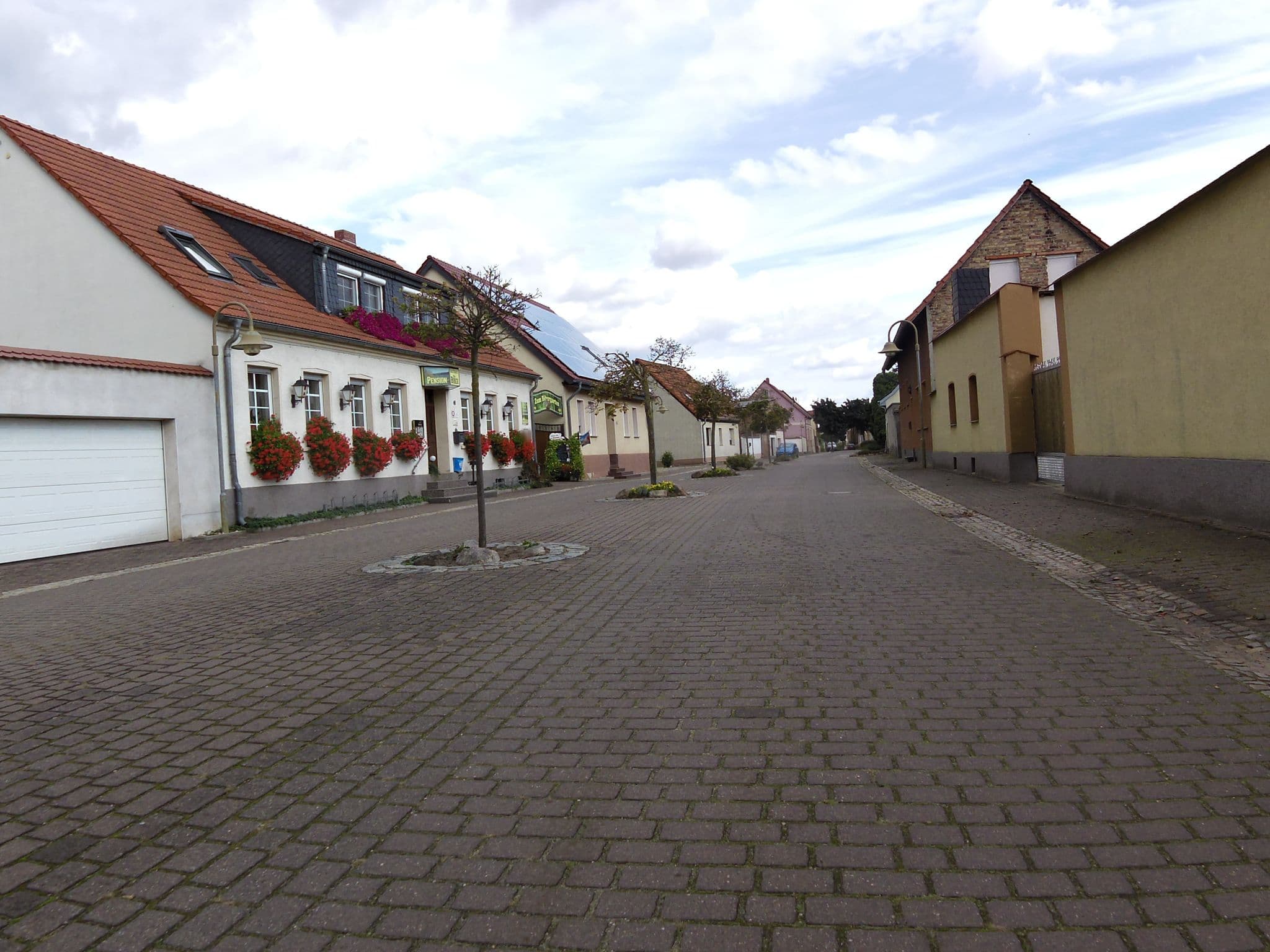 Street view near Zum Biber Gasthaus und Pension, Aken — © zoegglmeyr (CC BY-SA · Mapillary)