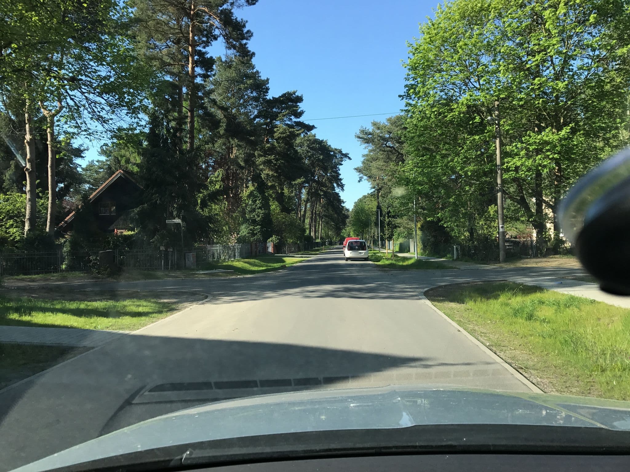 Street view near Pension Raulin Villa Kiefernblick, Falkensee — © dougmarine (CC BY-SA · Mapillary)