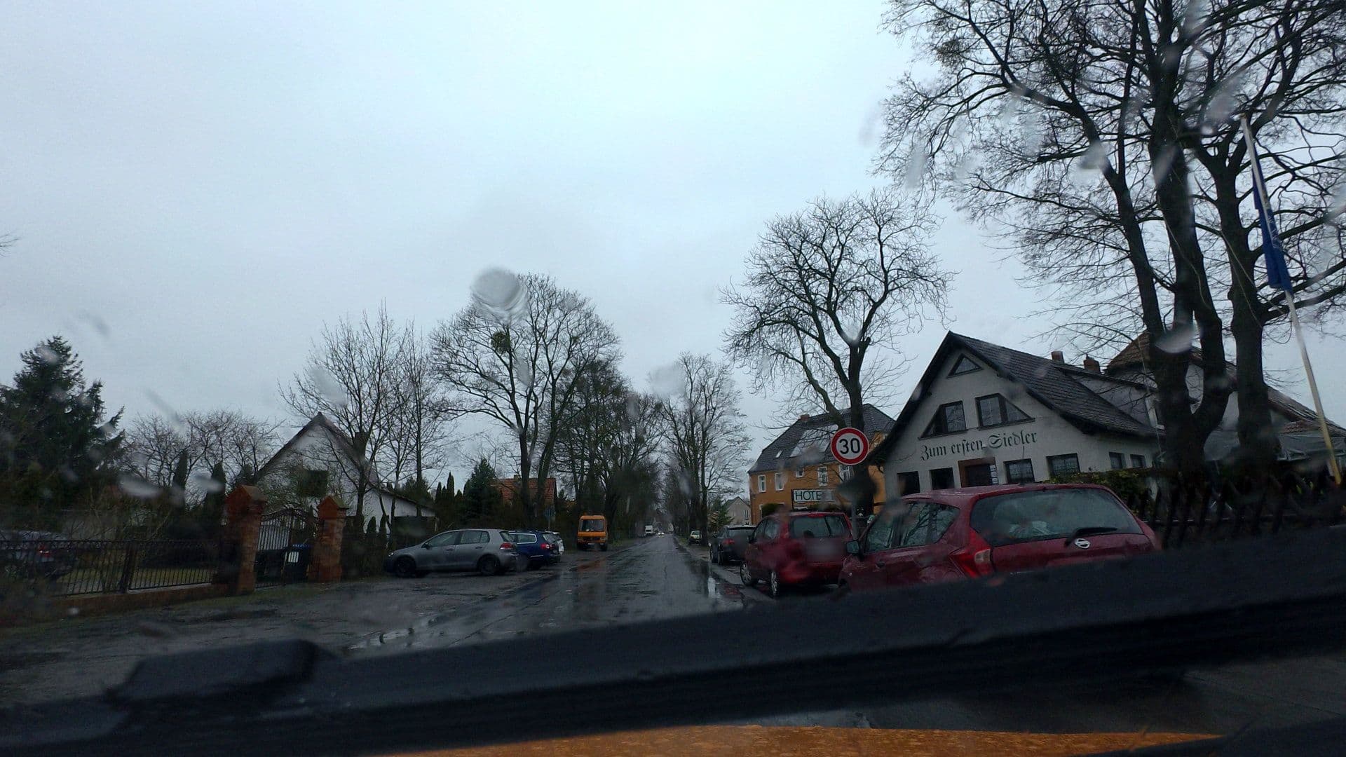 Street view near Landhotel und Restaurant "Zum ersten Siedler", Brieselang — © moenk (CC BY-SA · Mapillary)