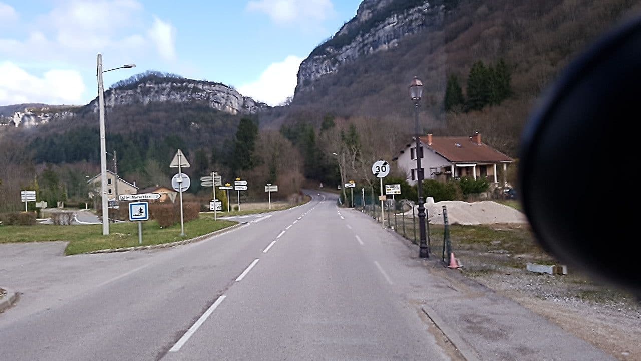 Street view near Hôtel de la Grotte, Izernore — © bernardvoyageur (CC BY-SA · Mapillary)
