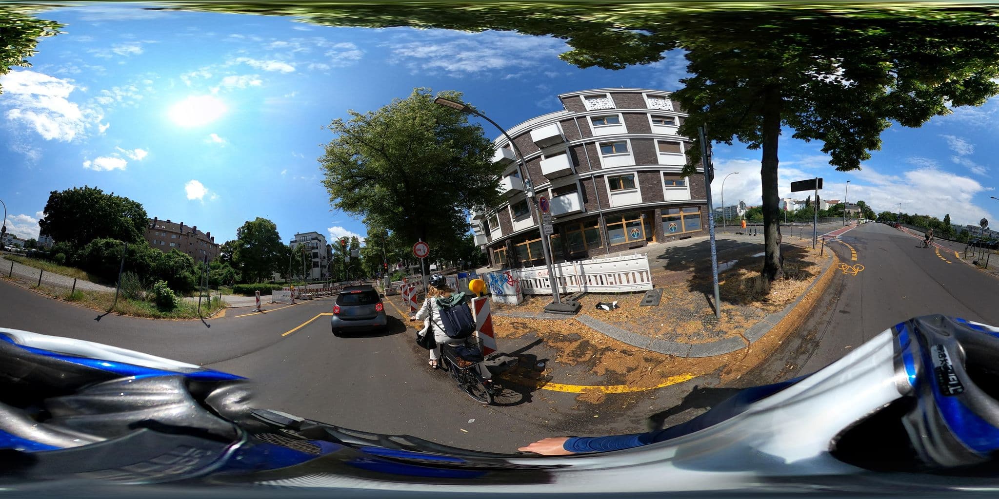 Street view near The Faces, Halensee — © eserte (CC BY-SA · Mapillary)