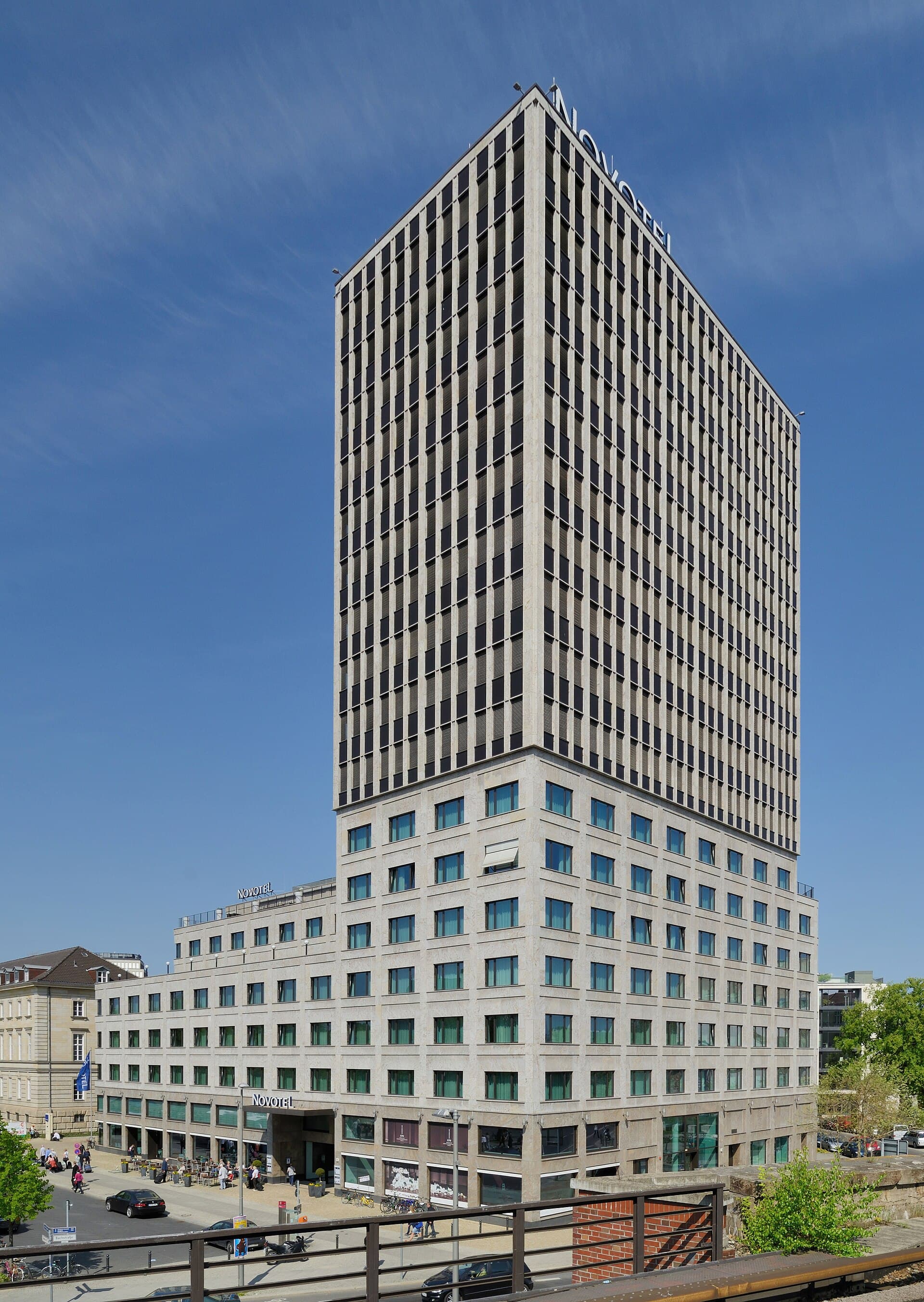 Novotel Berlin Am Tiergarten (via Wikimedia Commons, FAL)