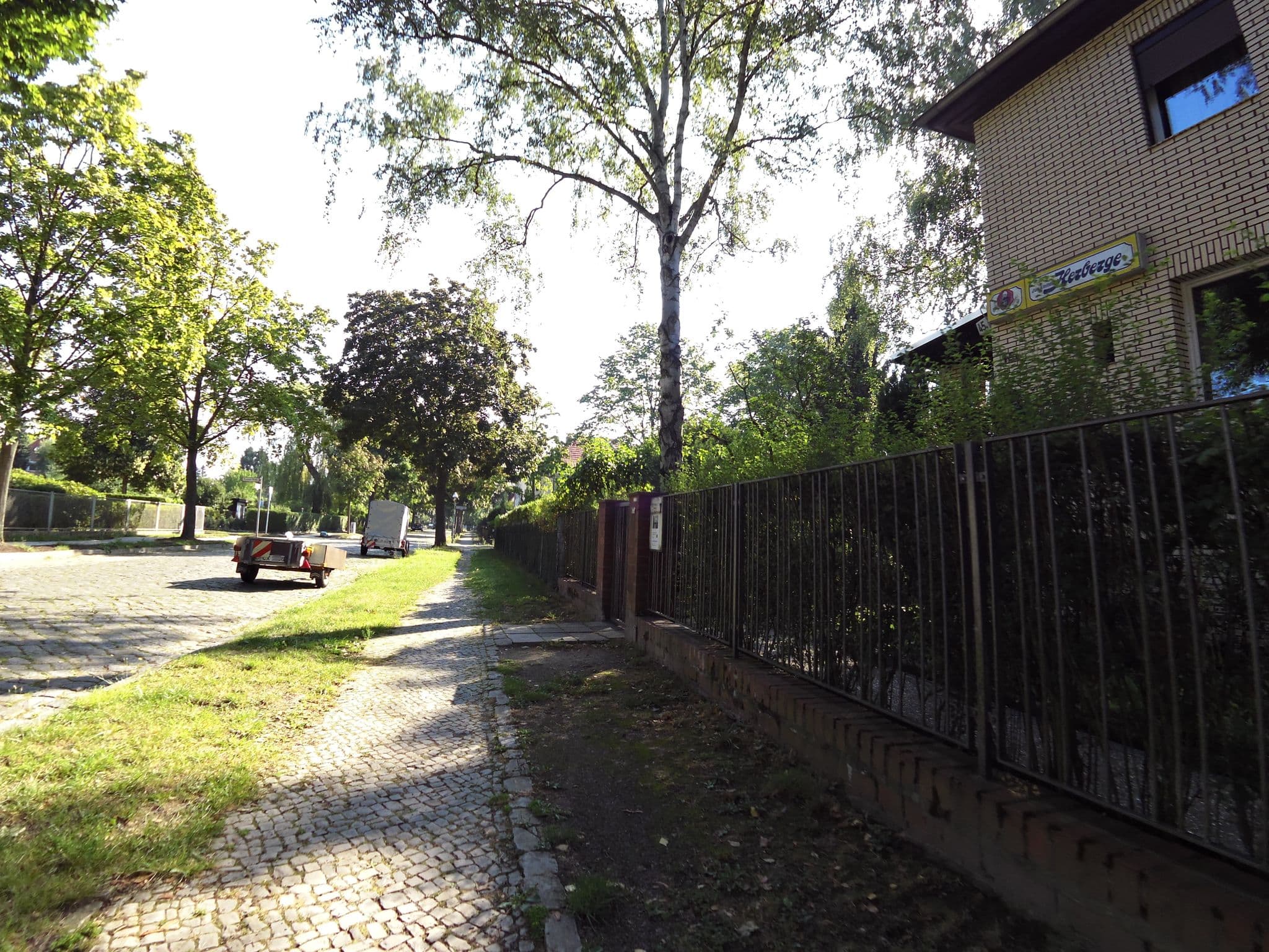 Street view near Pension Zur kleinen Herberge, Lichtenrade — © moenk (CC BY-SA · Mapillary)