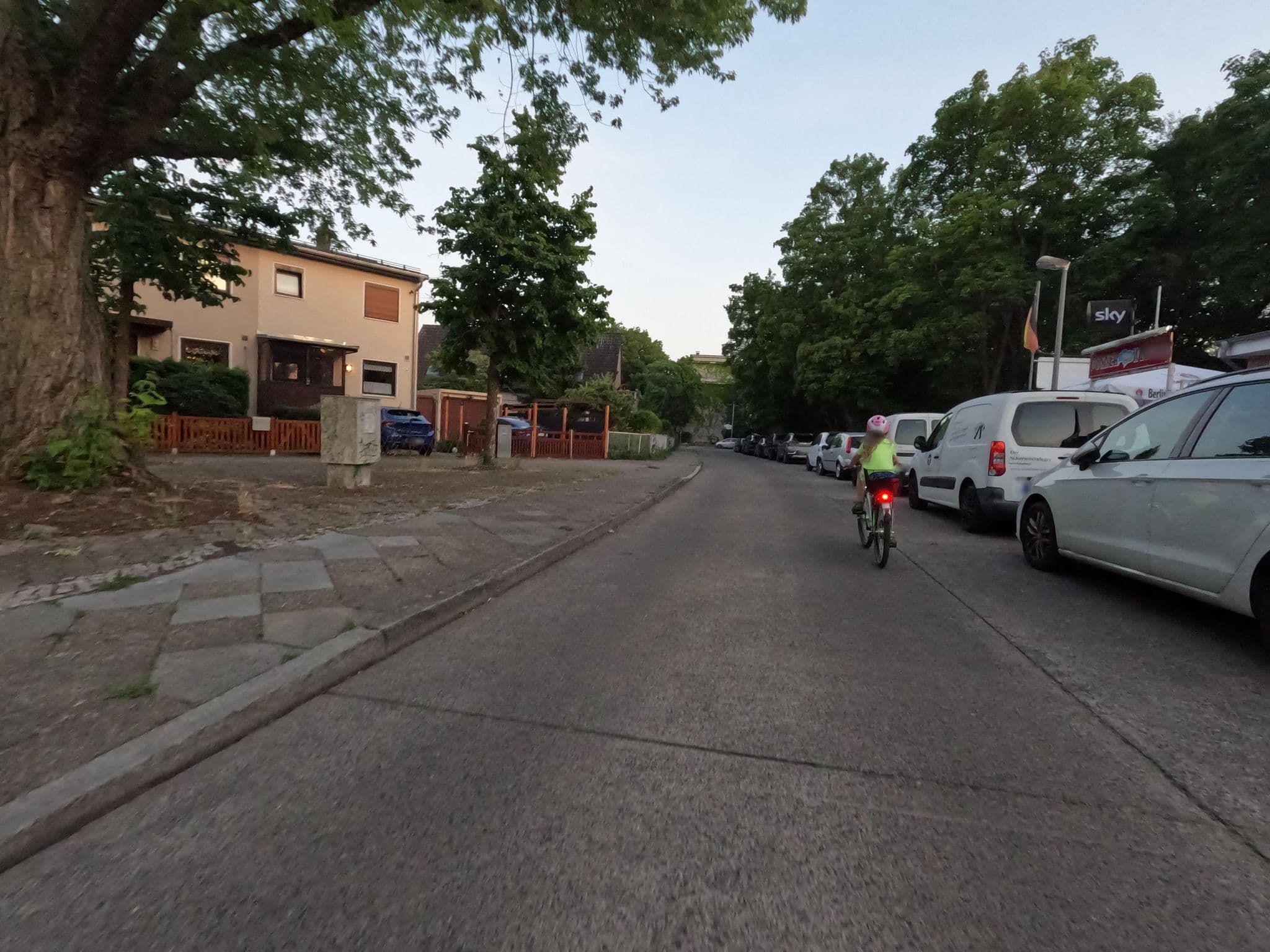 Street view near Gaststätte Donnerwetter, Britz — © Zkwosch (CC BY-SA · Mapillary)