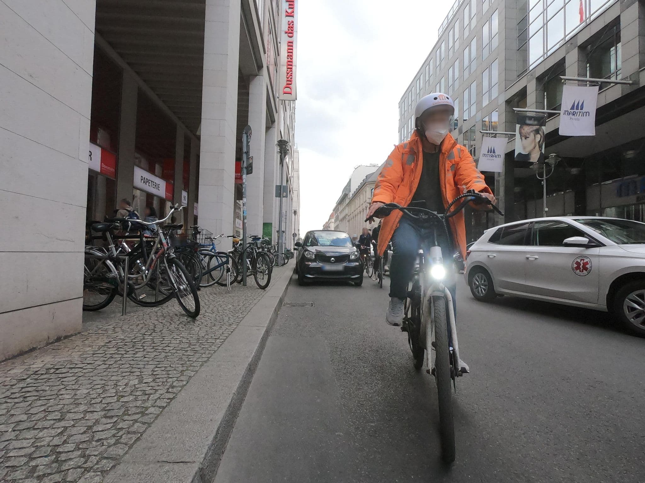 Street view near Dipl.-Kfm. Rudolf Kolb, Kompetenz für Rente, Reha, Pflege, Mitte — © carlheinz (CC BY-SA · Mapillary)