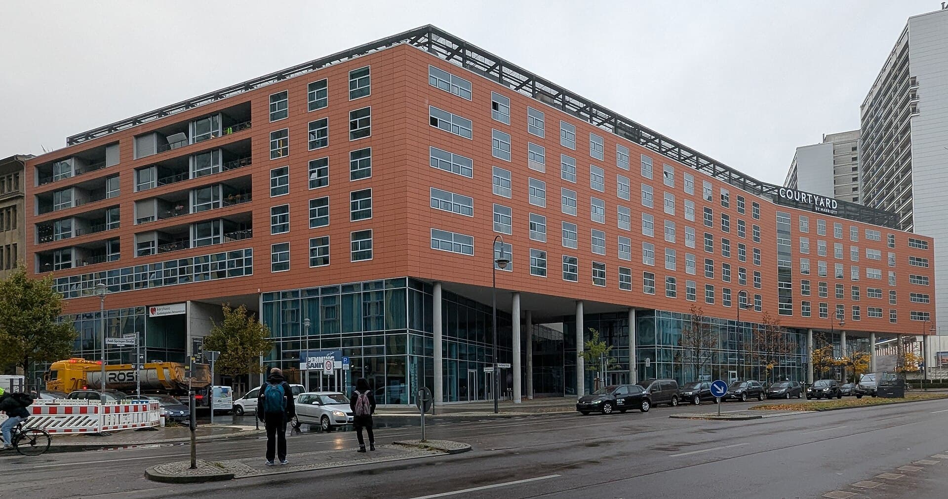 Courtyard Berlin City Center (via Wikimedia Commons, CC BY-SA 4.0)
