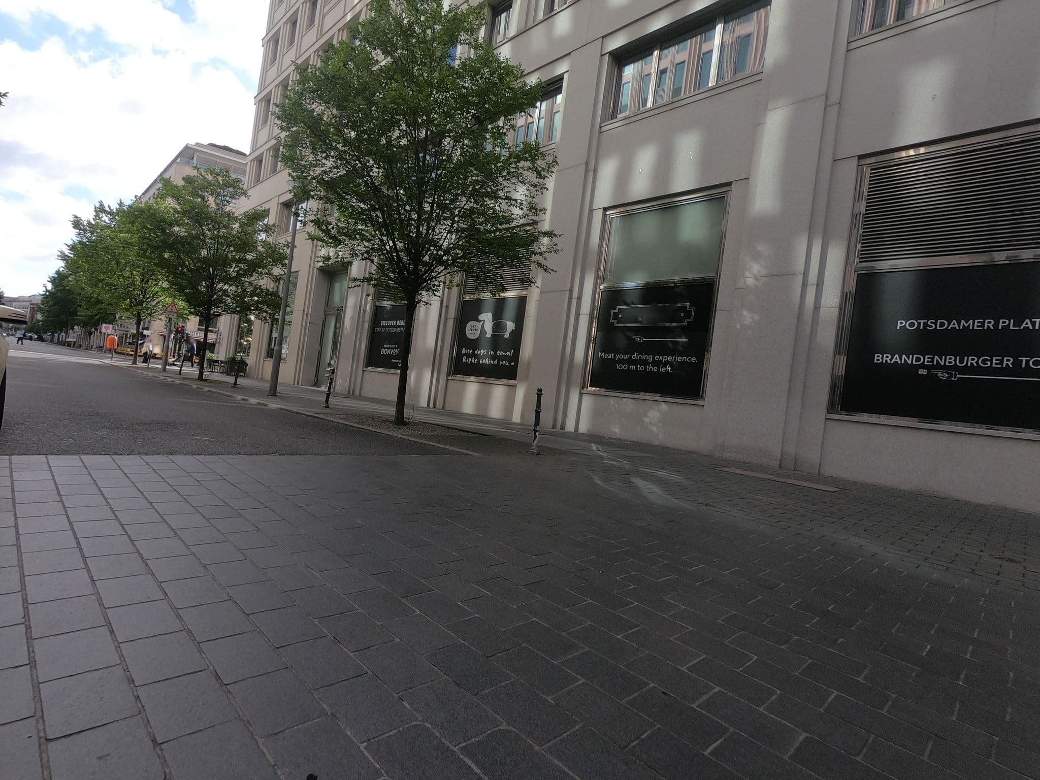 Street view near Executive Suite 920, Tiergarten — © carlheinz (CC BY-SA · Mapillary)