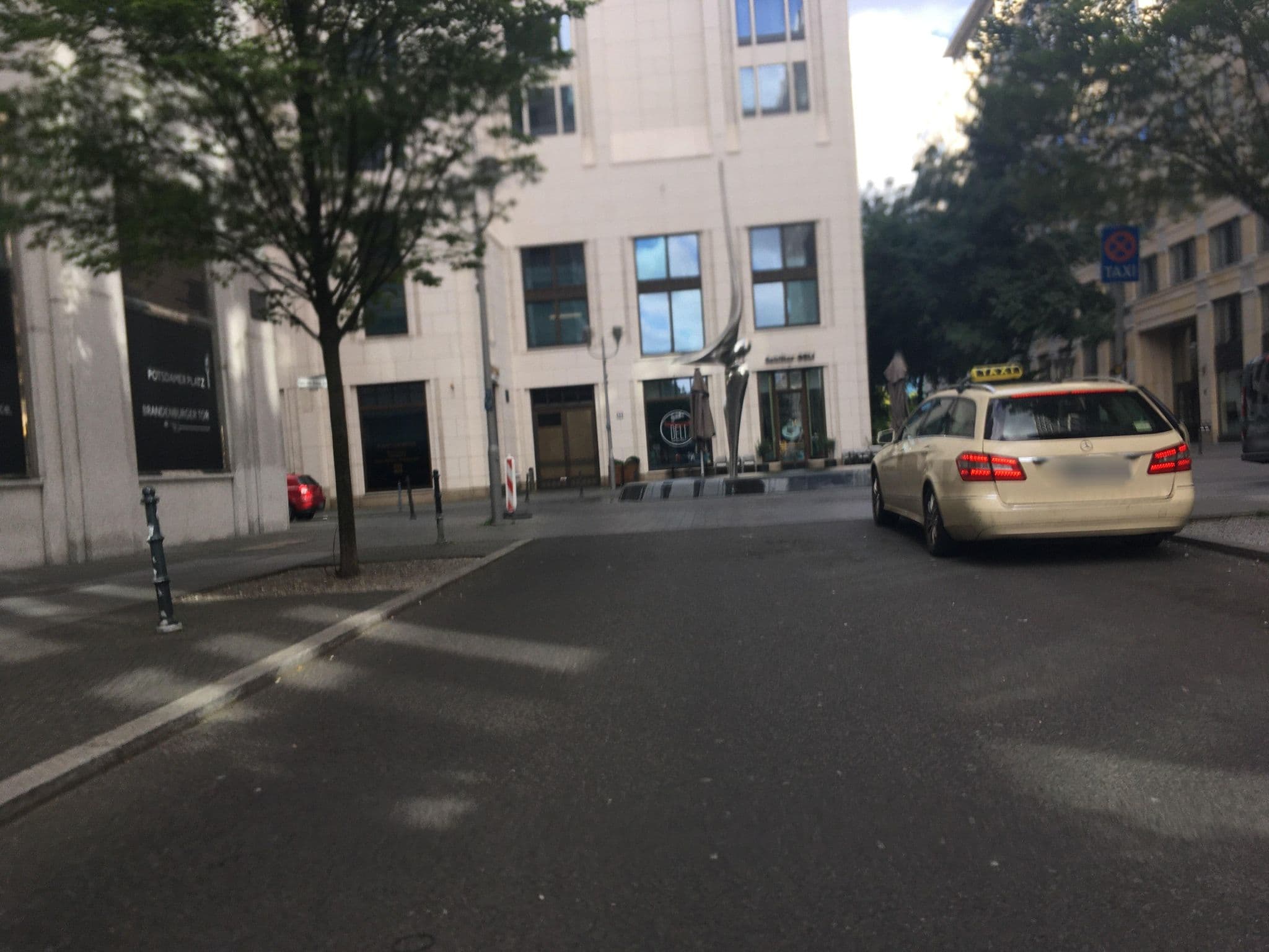 Street view near Junior Suite 920, Tiergarten — © carlheinz (CC BY-SA · Mapillary)