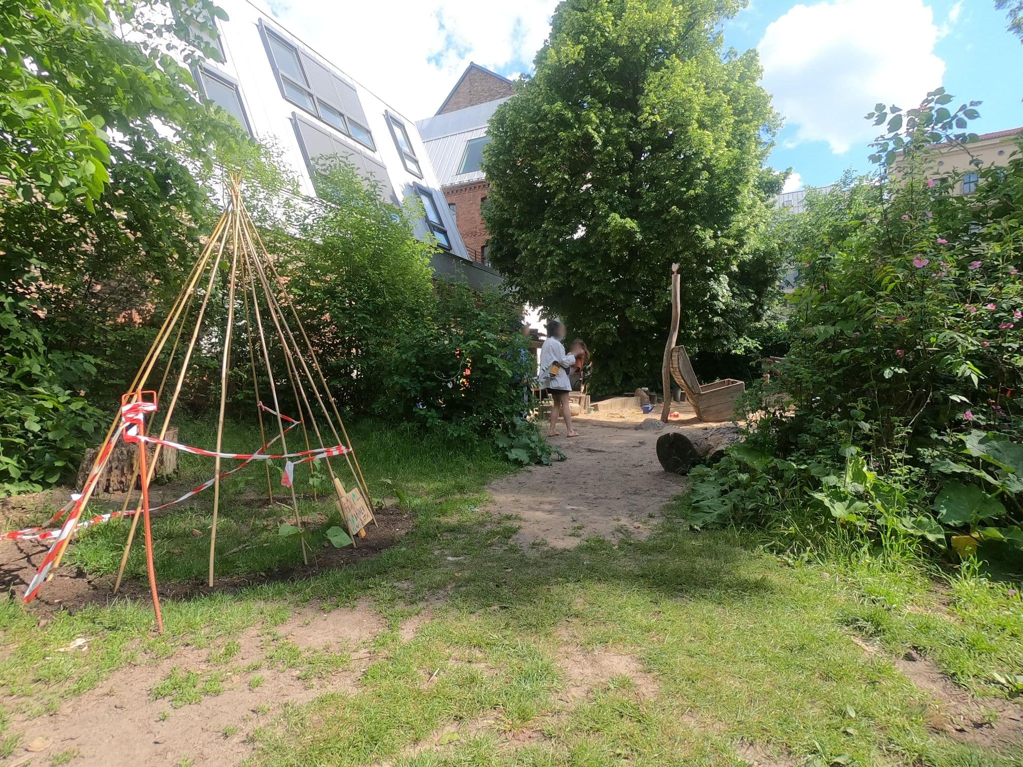 Street view near Linnen Apartments, Mitte — © carlheinz (CC BY-SA · Mapillary)
