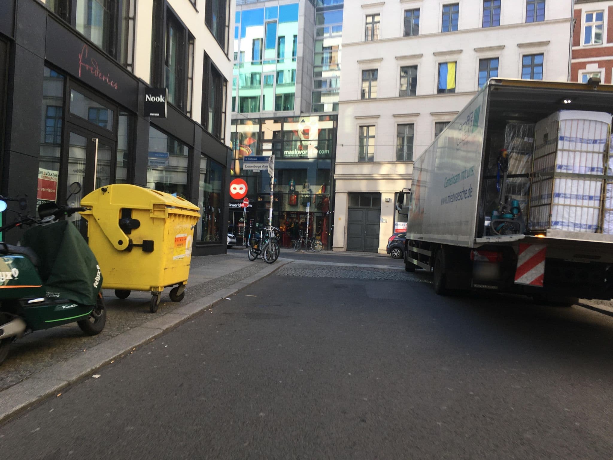 Street view near Frederics Berlin City Hackescher Markt, Mitte — © carlheinz (CC BY-SA · Mapillary)