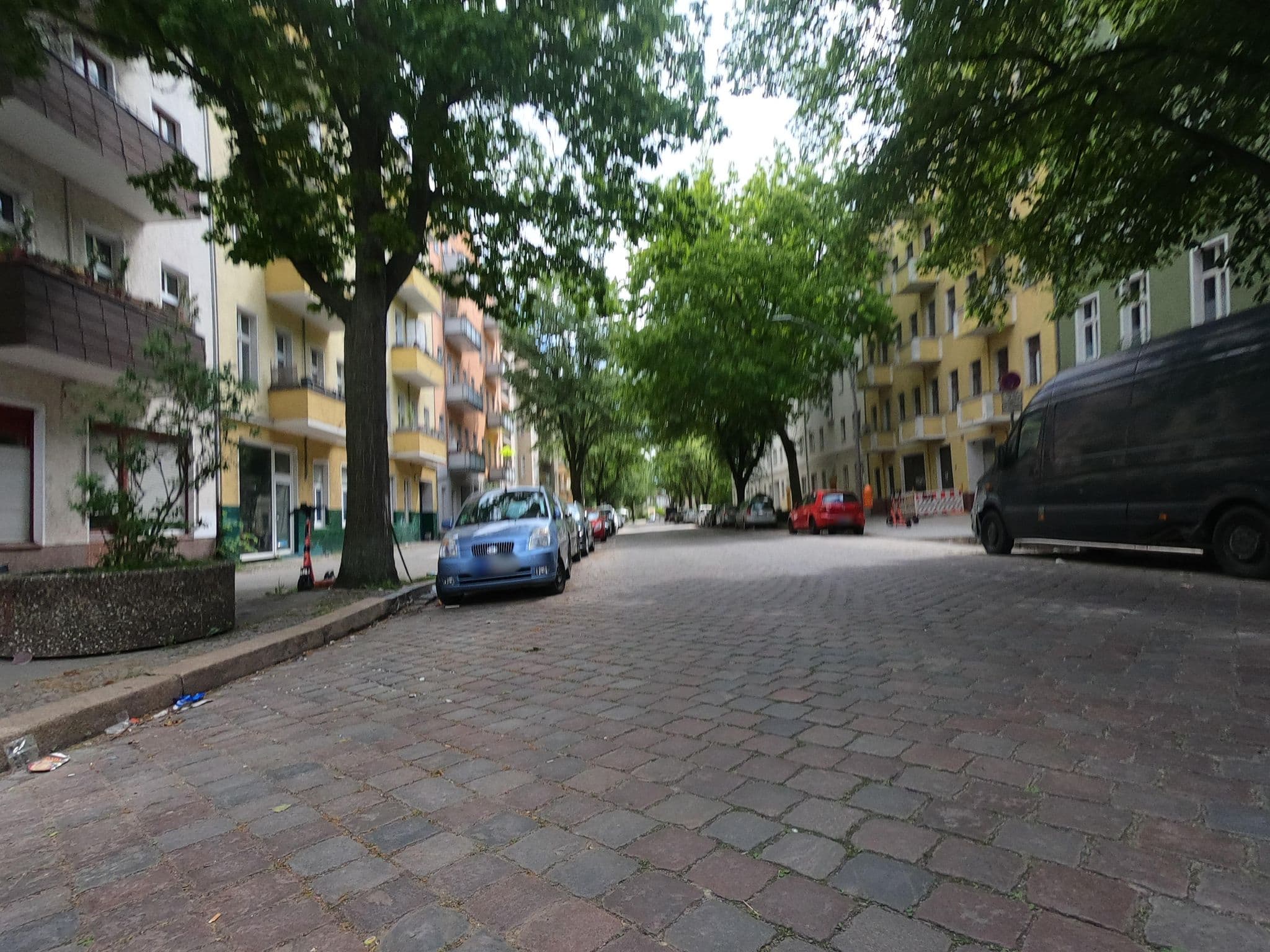 Street view near Kolo Hotel, Pankow — © carlheinz (CC BY-SA · Mapillary)
