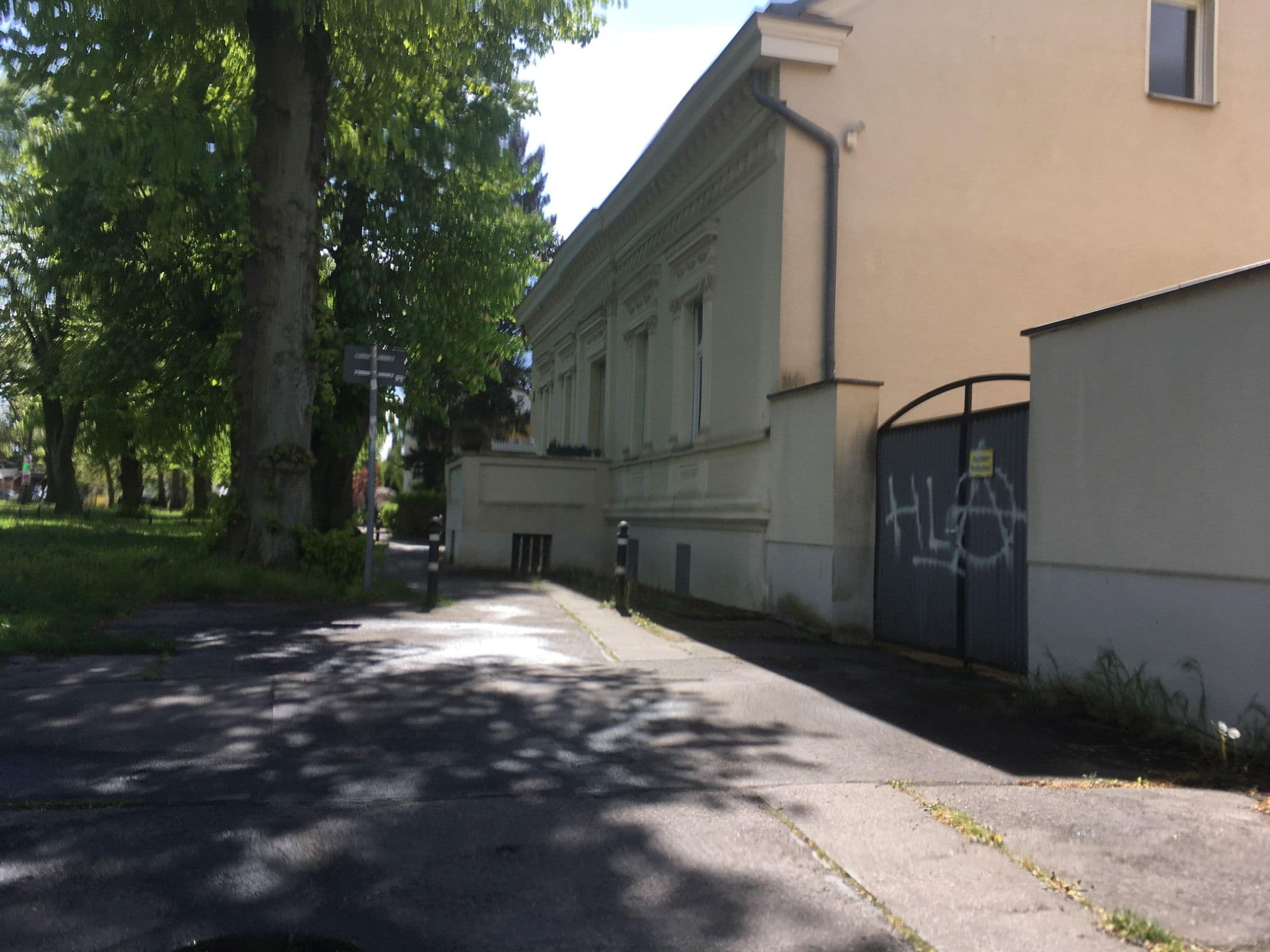 Street view near Ferienwohnungen Berlin-Karow, Karow — © carlheinz (CC BY-SA · Mapillary)
